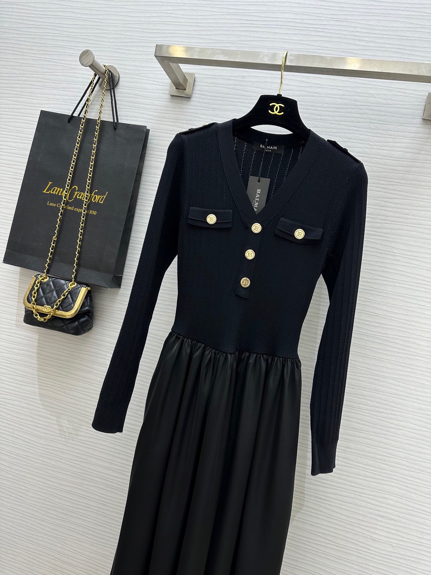 BALMAI♡ 巴尔曼新款连衣裙 V领修身针织连衣裙 优雅且流畅的V领设计！优雅迷人 前襟小金扣点缀 精