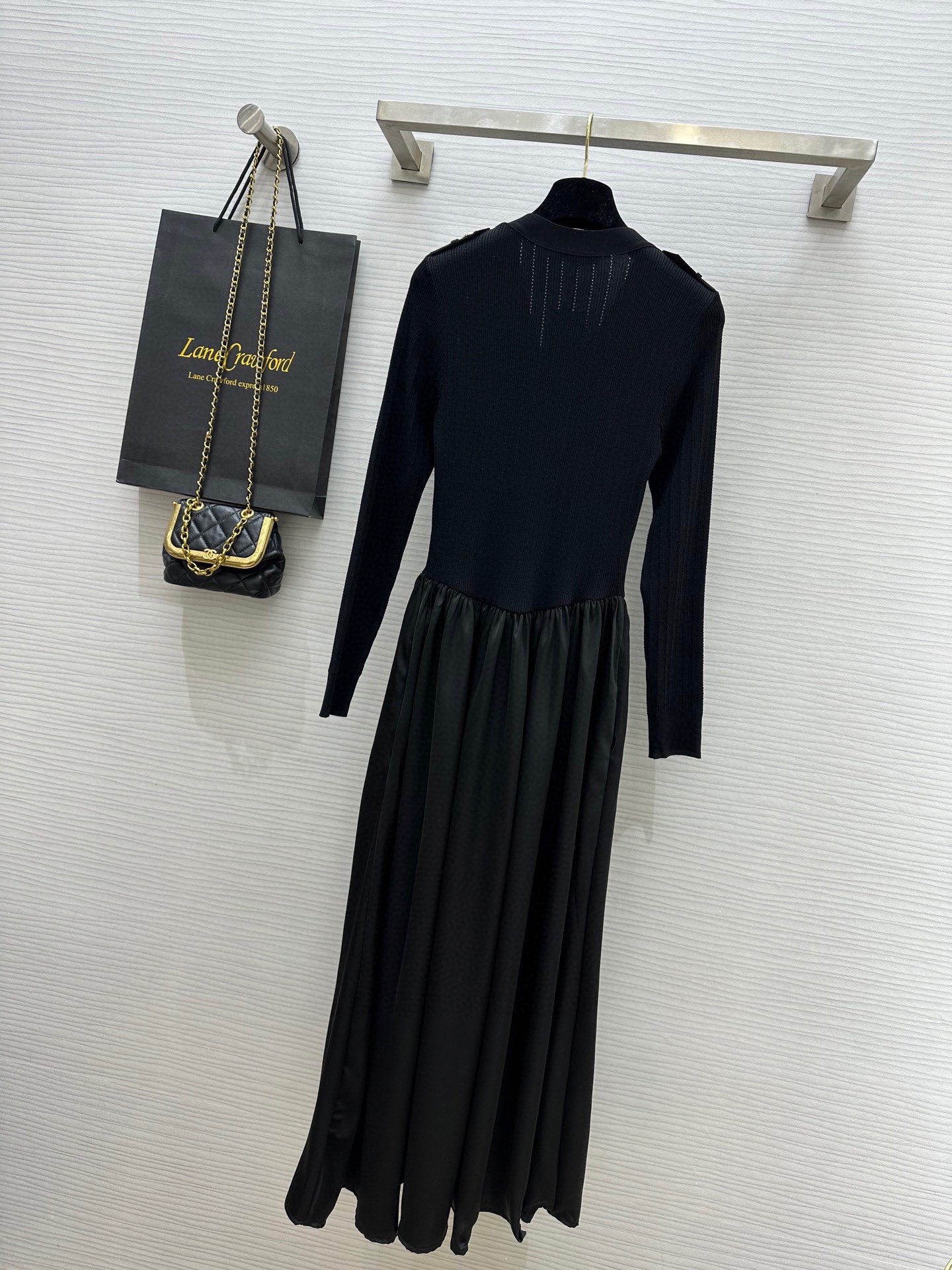 BALMAI♡ 巴尔曼新款连衣裙 V领修身针织连衣裙 优雅且流畅的V领设计！优雅迷人 前襟小金扣点缀 精