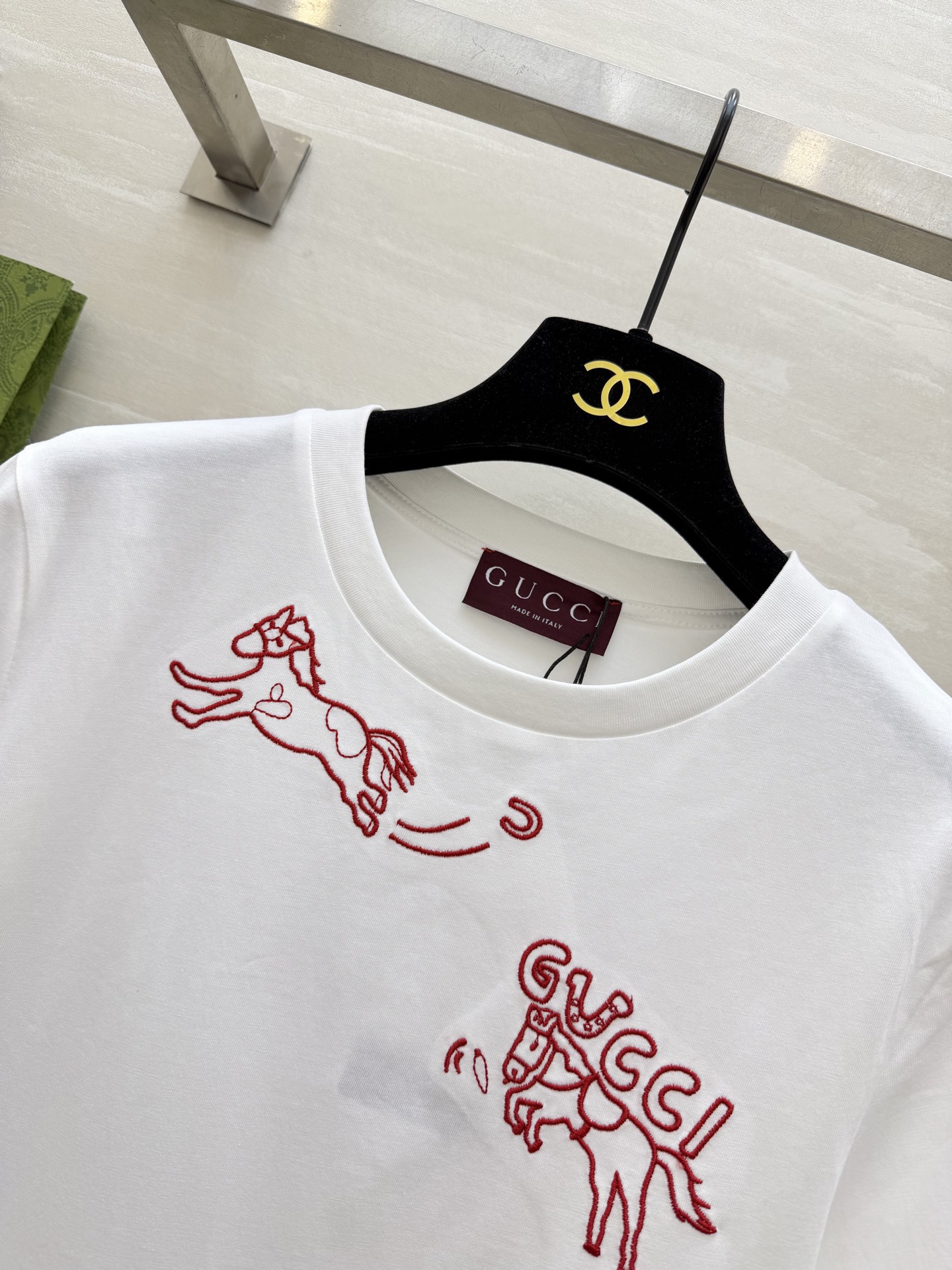 🐎 马年专属限定｜Gucc♡²⁶春夏新款 生肖系列短袖T恤 红金刺绣线条勾勒灵动小马 是马年开运的绝佳战