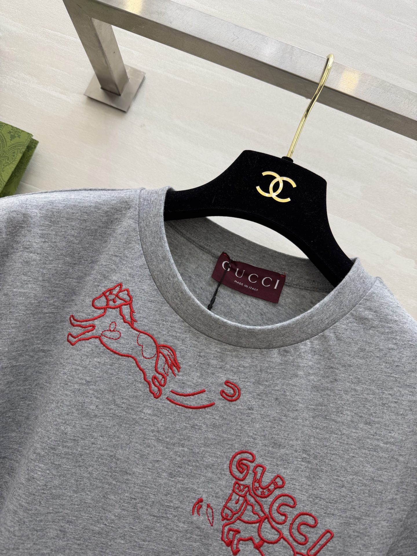 🐎 马年专属限定｜Gucc♡²⁶春夏新款 生肖系列短袖T恤 红金刺绣线条勾勒灵动小马 是马年开运的绝佳战
