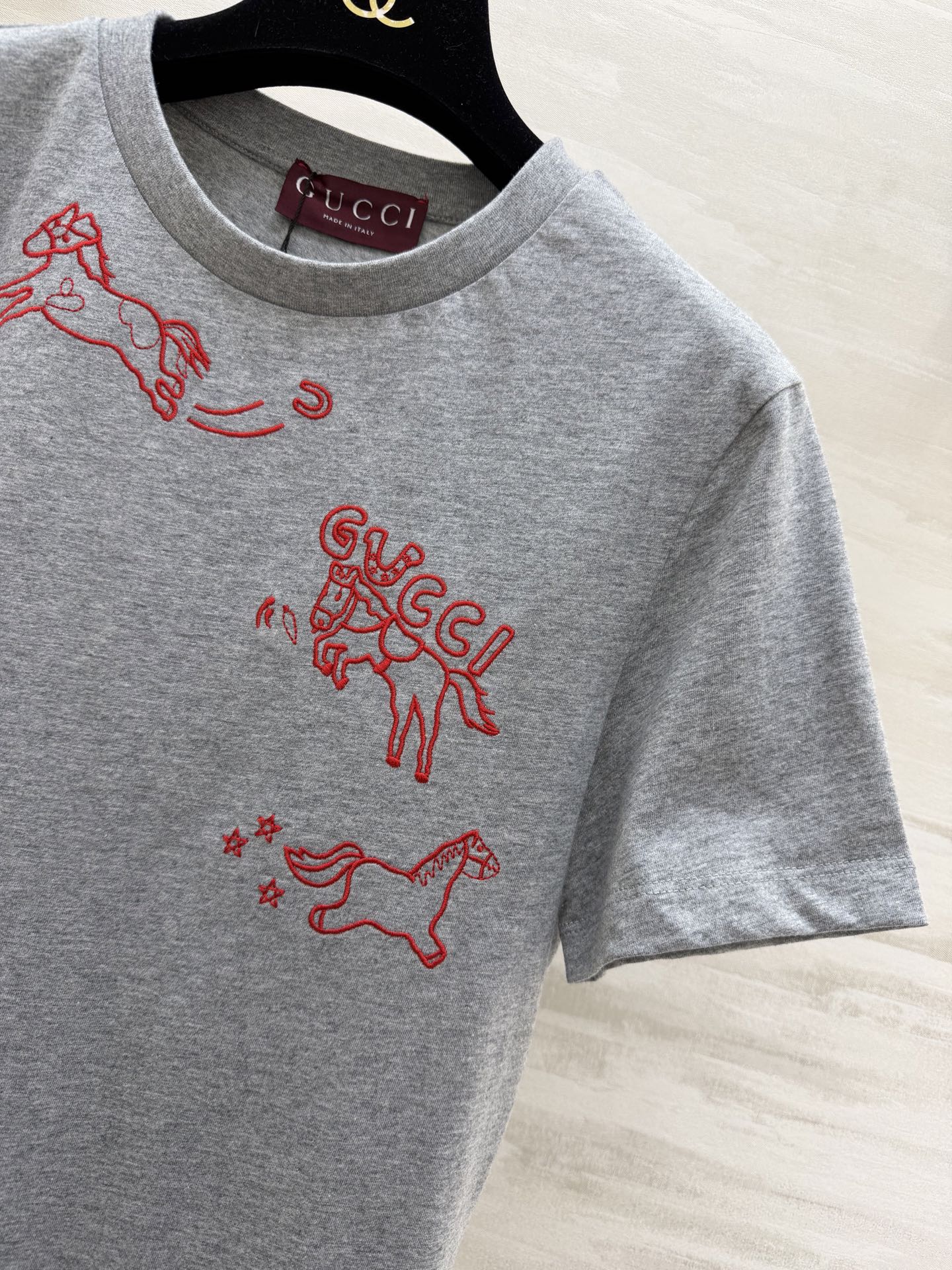 🐎 马年专属限定｜Gucc♡²⁶春夏新款 生肖系列短袖T恤 红金刺绣线条勾勒灵动小马 是马年开运的绝佳战