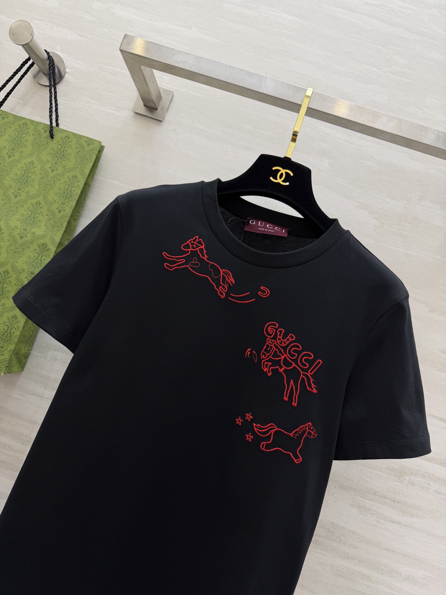🐎 马年专属限定｜Gucc♡²⁶春夏新款 生肖系列短袖T恤 红金刺绣线条勾勒灵动小马 是马年开运的绝佳战
