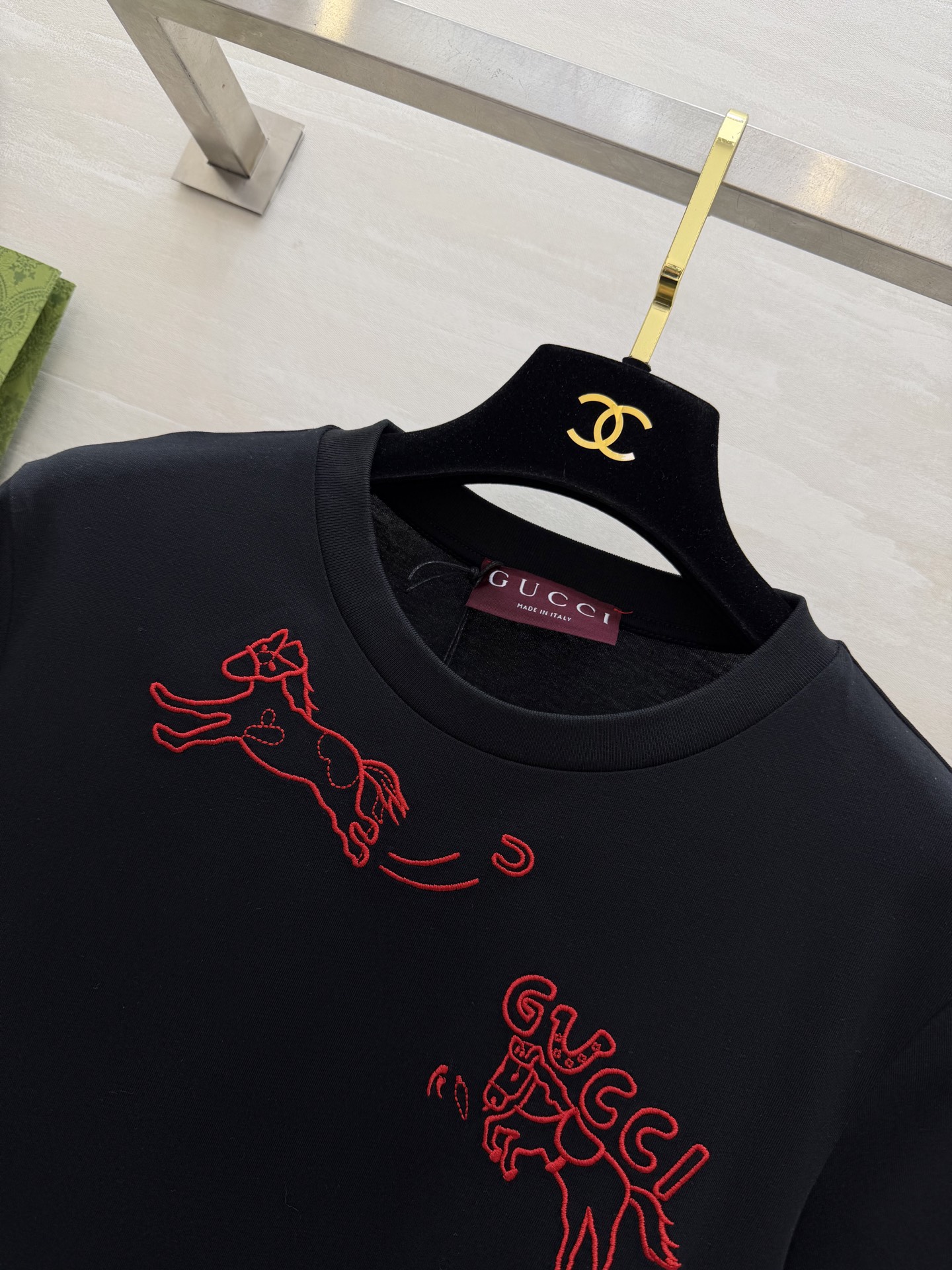 🐎 马年专属限定｜Gucc♡²⁶春夏新款 生肖系列短袖T恤 红金刺绣线条勾勒灵动小马 是马年开运的绝佳战