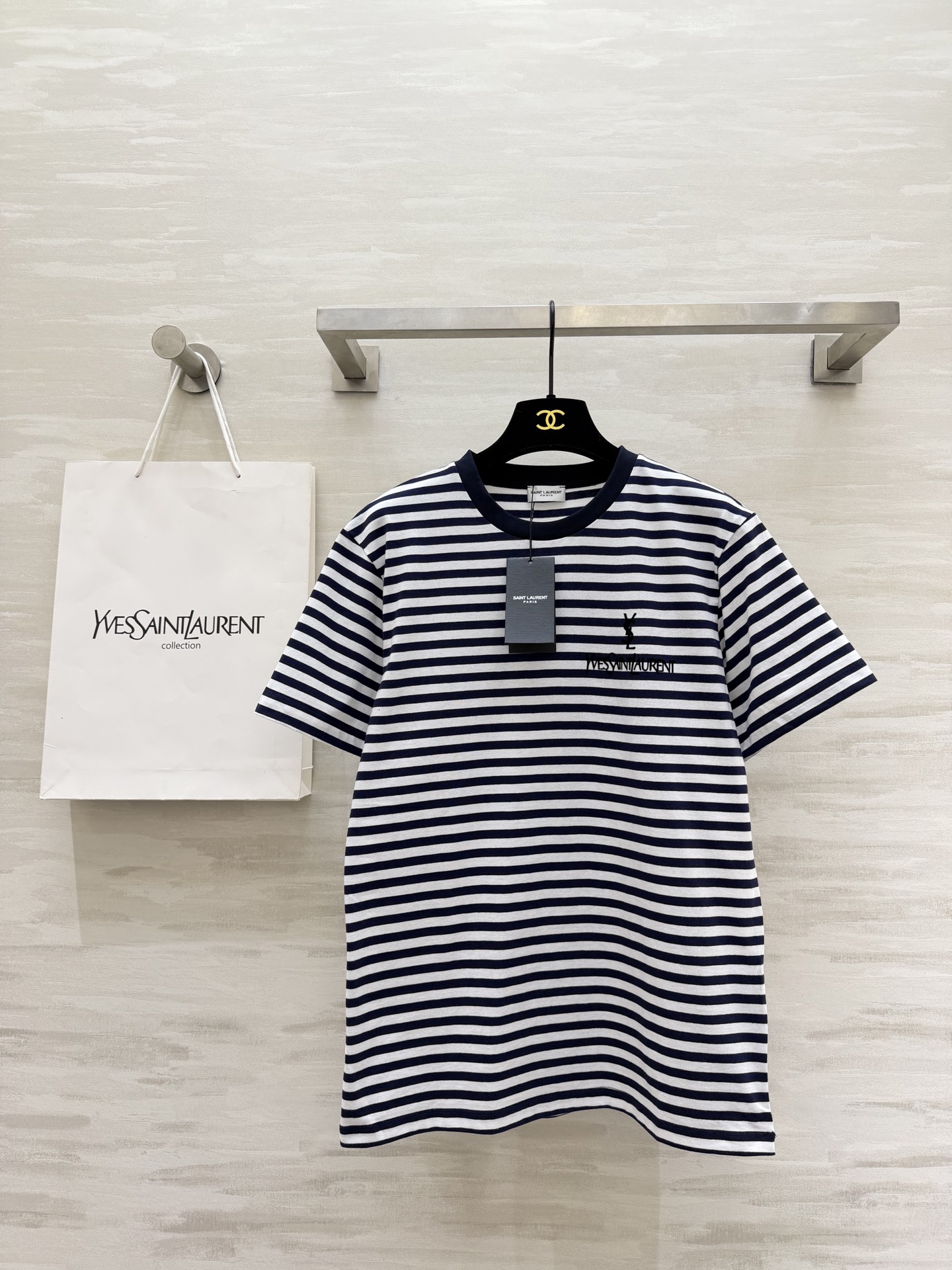 NO:735725,#ysl Spring and Summer New Style Classic blue and white striped short-sleeved T-shirt with YSL embroidered logo. Timeless sense of relaxation. Heavy cotton upper body is soft, waxy and stylish. It will be a god when you go out on the street every day!  Instant delivery from stock!  High quality customization sizeS/M/L (S size shoulder width 42, bust 96, length 67), saint laurent, T-shirt, tees, t-shirt,19860909#ysl春夏新款 经典蓝白条纹短袖T恤 YSL刺绣标 永不过时的松弛感 重磅纯棉上身软糯又有型 日常出街直接封神！现货秒发！高品质定制 sizeS/M/L（s码肩宽42,胸围96,衣长67）,,saint laurent,T-shirt,tees，t-shirt,,Women's clothing