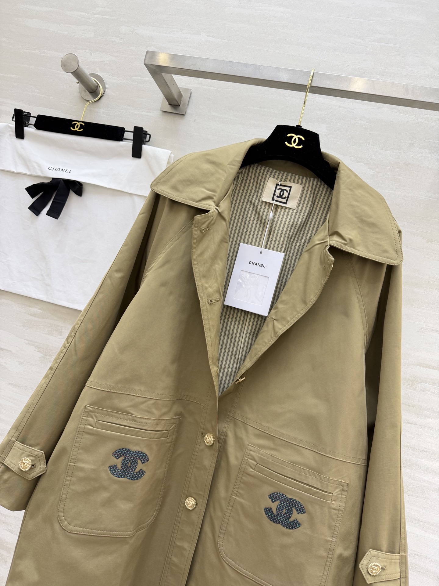 #Chane♡中古卡其色风衣 纯棉面料 内衬条纹设计质感挺阔又舒适 宽松版型 包容性强 适合多种身材！正