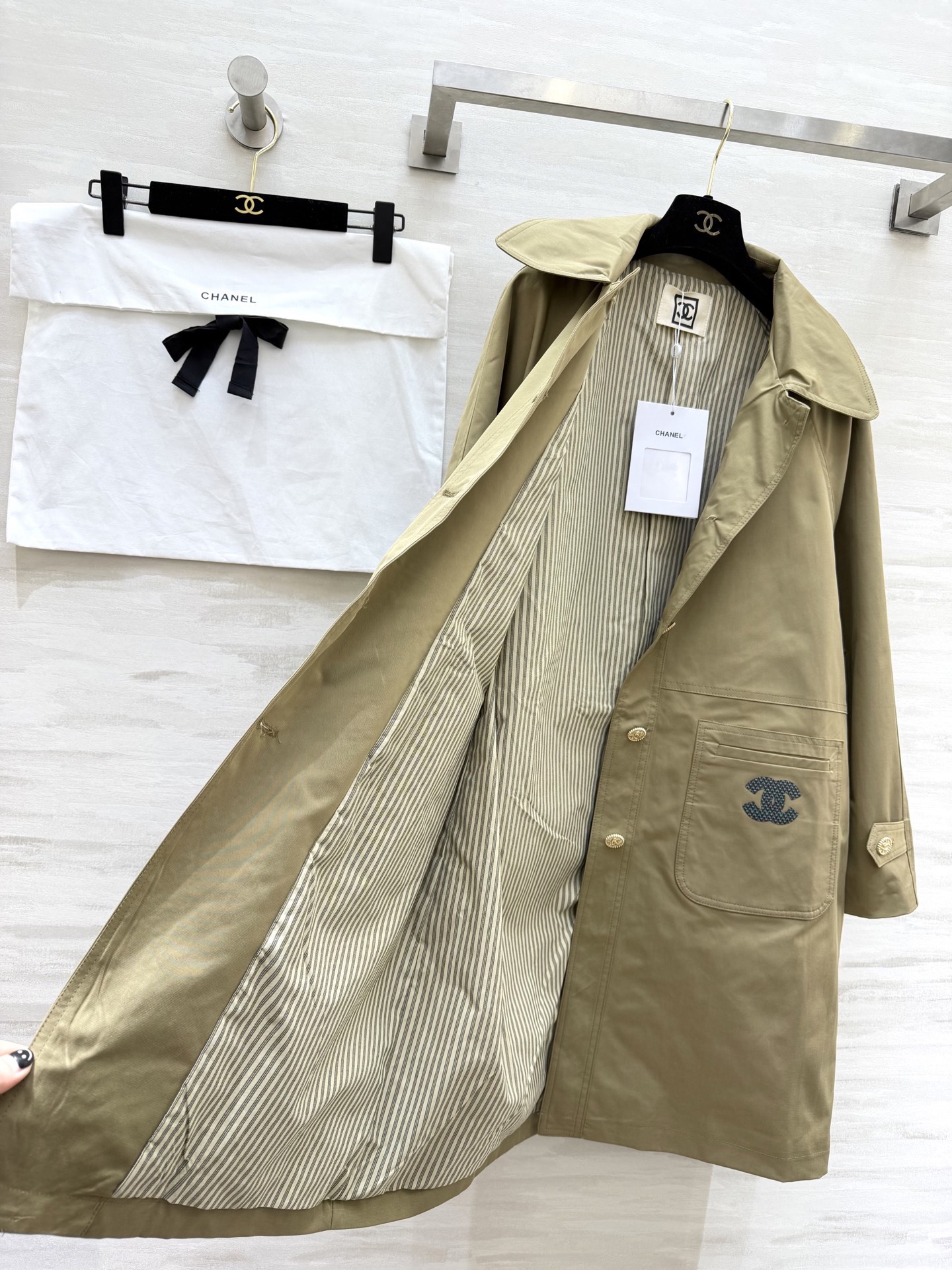 #Chane♡中古卡其色风衣 纯棉面料 内衬条纹设计质感挺阔又舒适 宽松版型 包容性强 适合多种身材！正