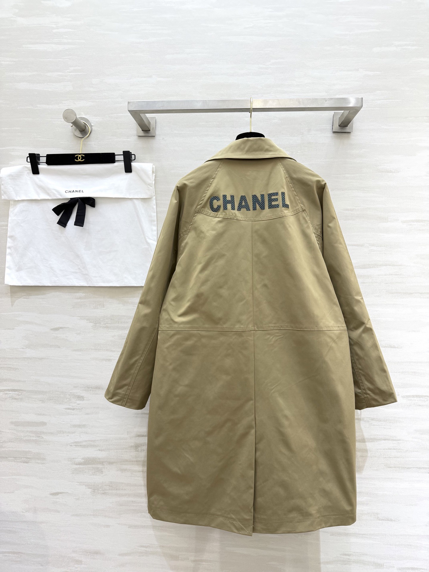 #Chane♡中古卡其色风衣 纯棉面料 内衬条纹设计质感挺阔又舒适 宽松版型 包容性强 适合多种身材！正