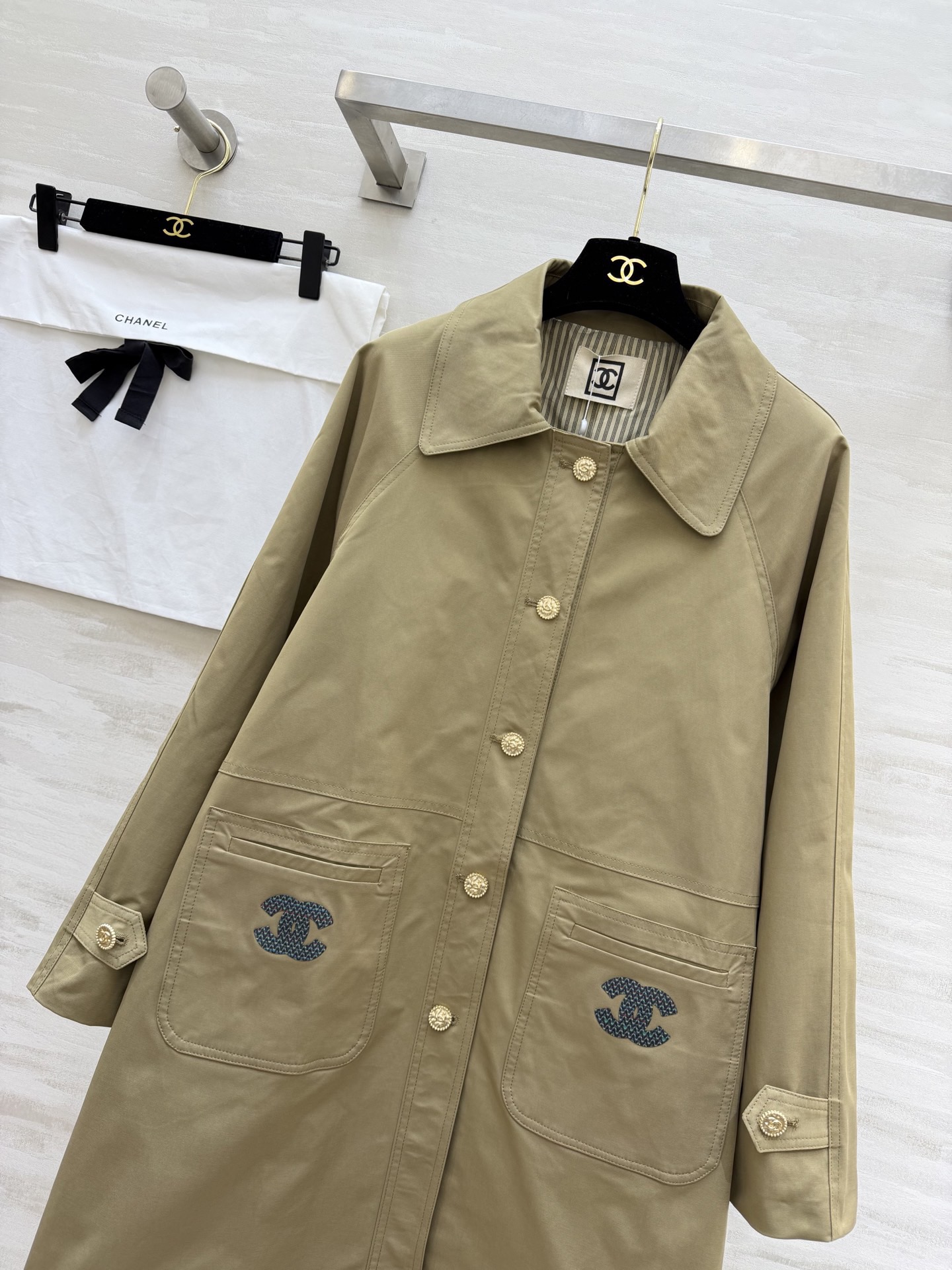 #Chane♡中古卡其色风衣 纯棉面料 内衬条纹设计质感挺阔又舒适 宽松版型 包容性强 适合多种身材！正