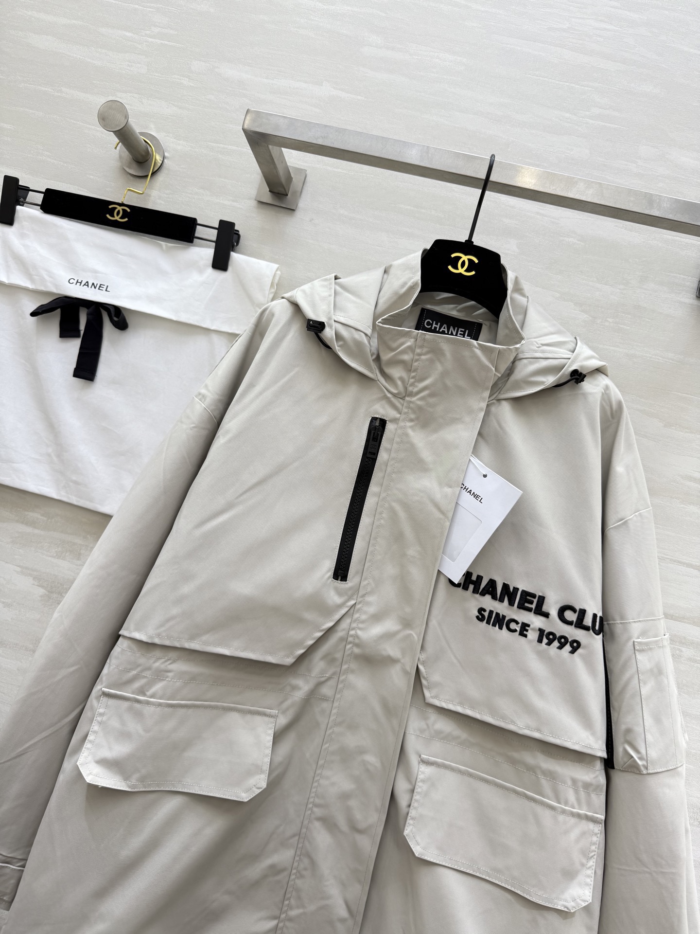 #Chane♡²⁶早春新款 中古系列 连帽收腰冲锋衣外套 重工刺绣🪡 高品质 现货首发size：36/3