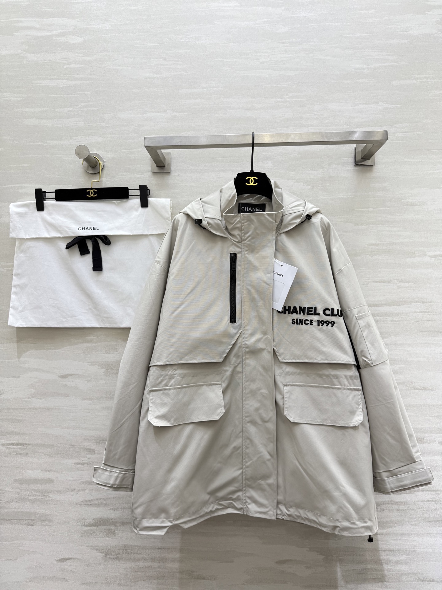 NO:736205,#Chane early spring new style, second-hand series, hooded waist jacket, heavy embroidery, high quality, ready for sale, size 36/38/40,,chanel,jackets & coats,hats,19860909#Chane早春新款 中古系列 连帽收腰冲锋衣外套 重工刺绣 高品质 现货首发size36/38/40,,chanel,jackets & coats,hats,,Women's clothing