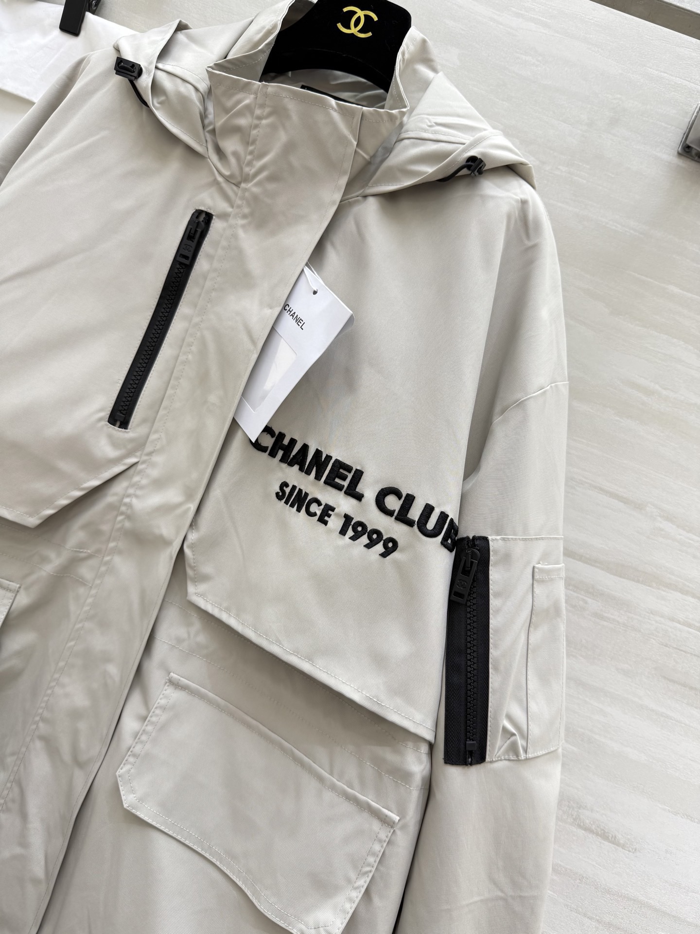 #Chane♡²⁶早春新款 中古系列 连帽收腰冲锋衣外套 重工刺绣🪡 高品质 现货首发size：36/3