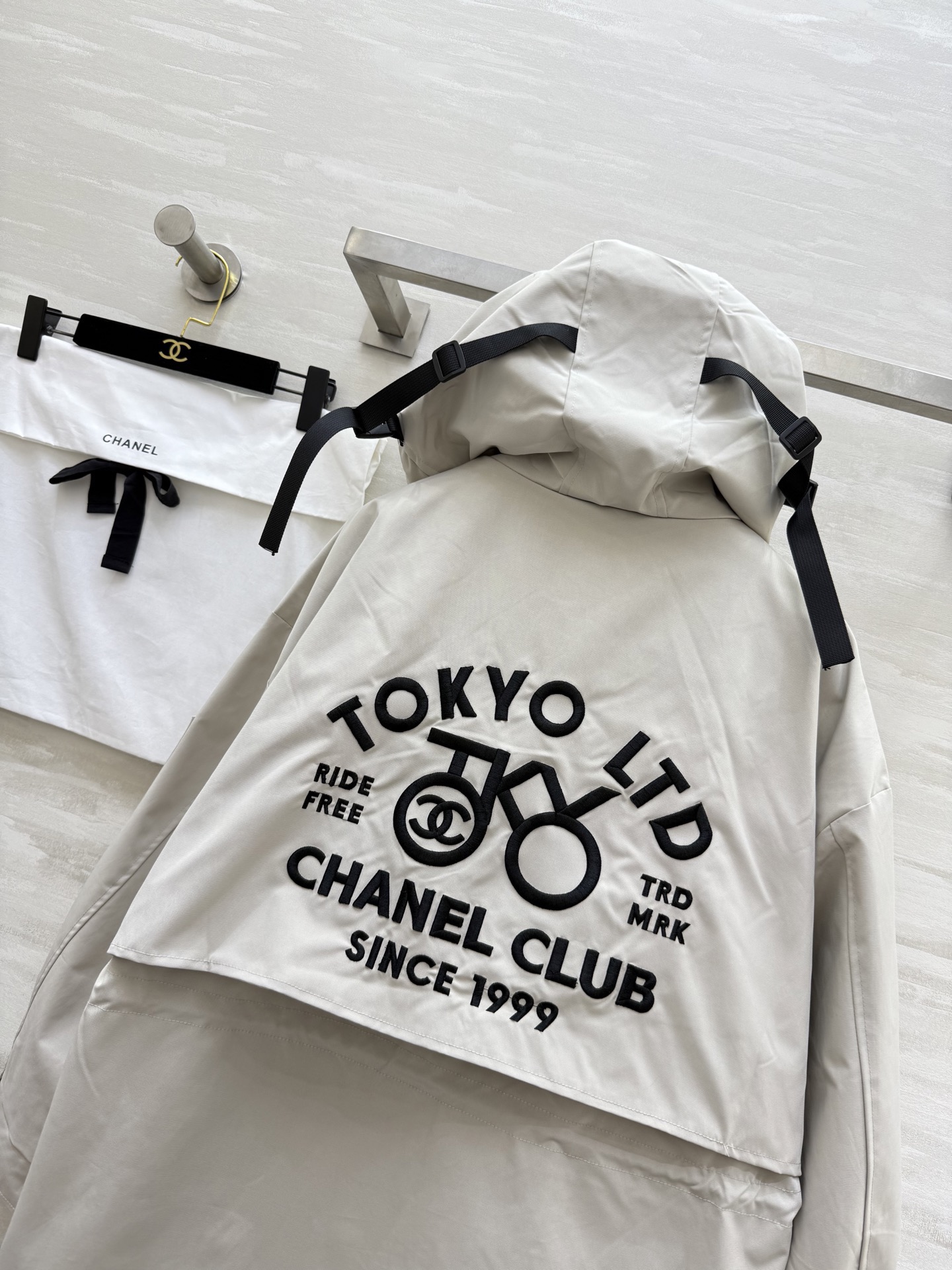 #Chane♡²⁶早春新款 中古系列 连帽收腰冲锋衣外套 重工刺绣🪡 高品质 现货首发size：36/3