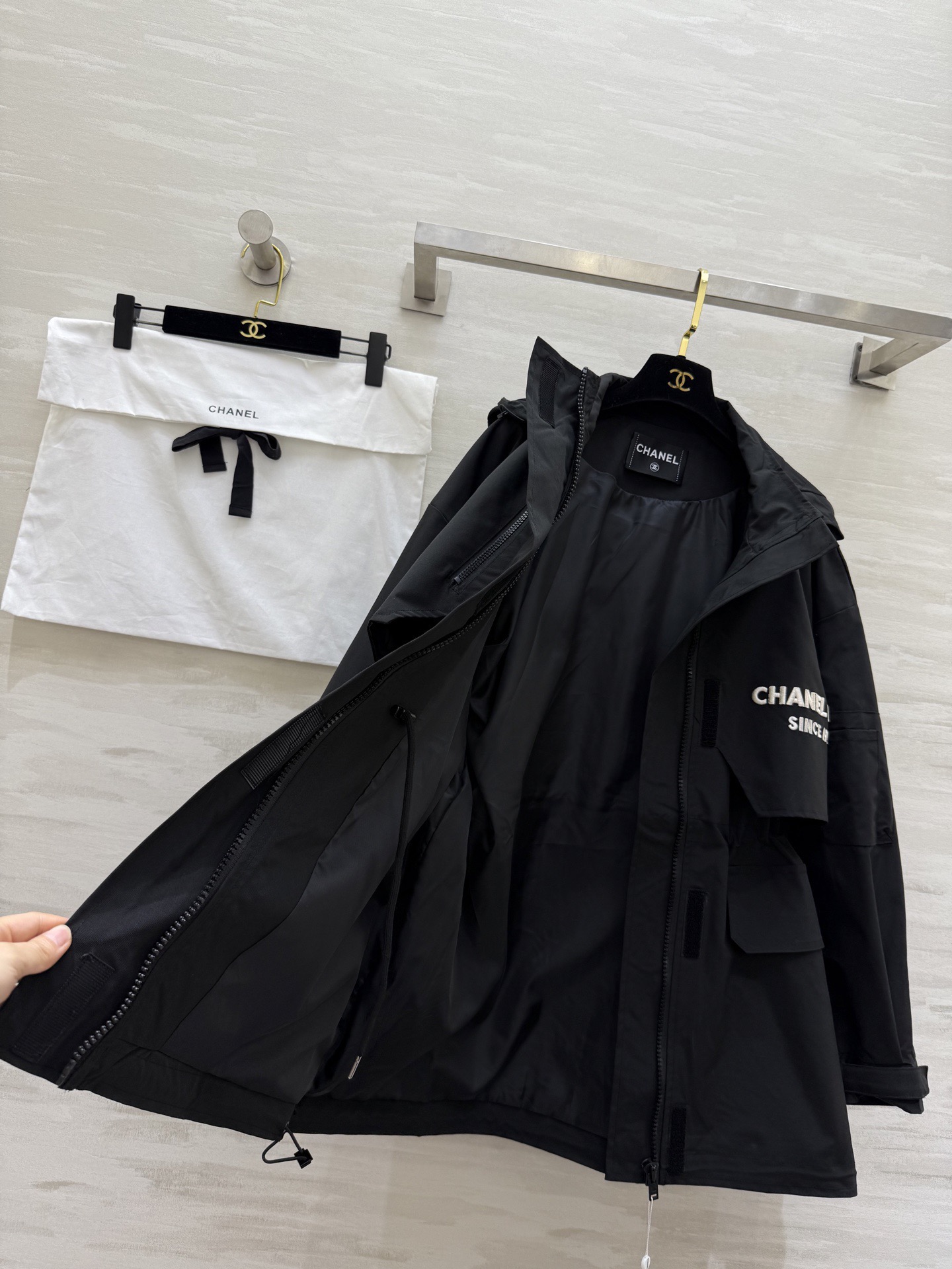 #Chane♡²⁶早春新款 中古系列 连帽收腰冲锋衣外套 重工刺绣🪡 高品质 现货首发size：36/3