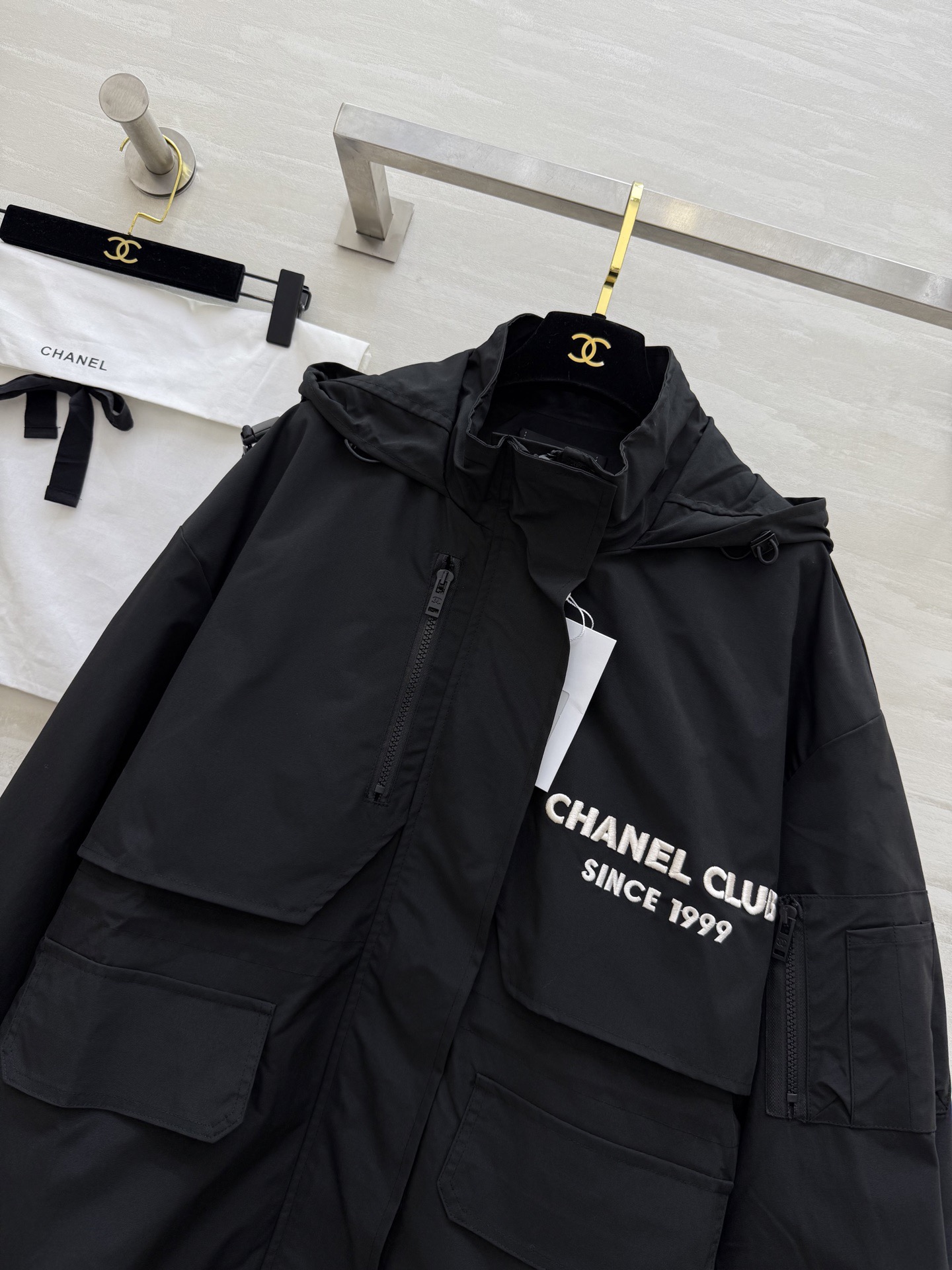 #Chane♡²⁶早春新款 中古系列 连帽收腰冲锋衣外套 重工刺绣🪡 高品质 现货首发size：36/3