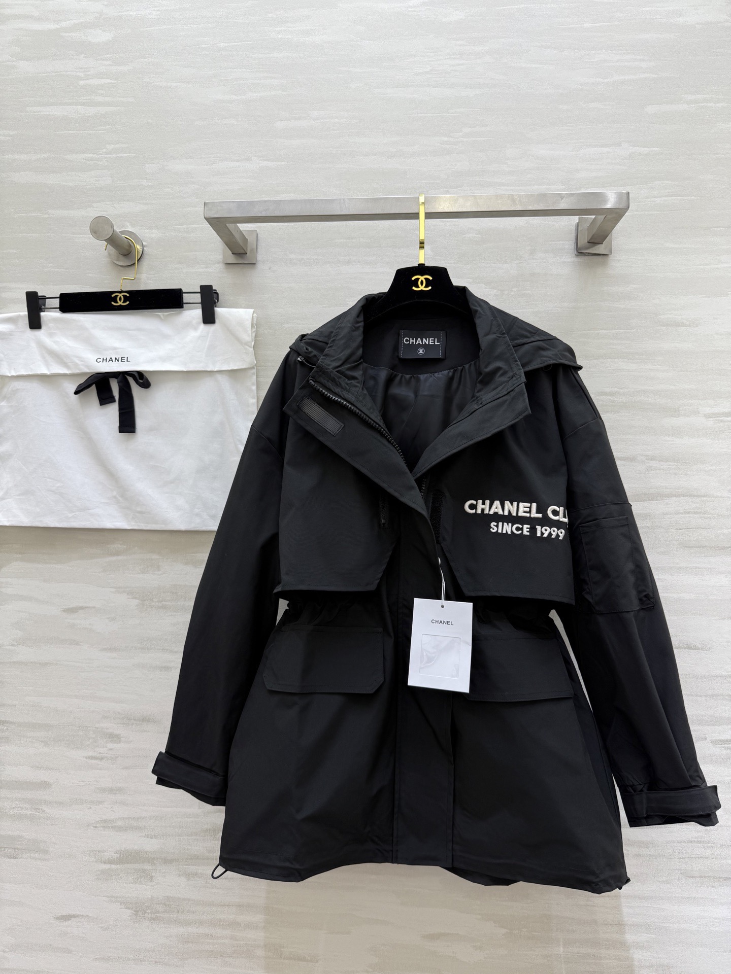 #Chane♡²⁶早春新款 中古系列 连帽收腰冲锋衣外套 重工刺绣🪡 高品质 现货首发size：36/3