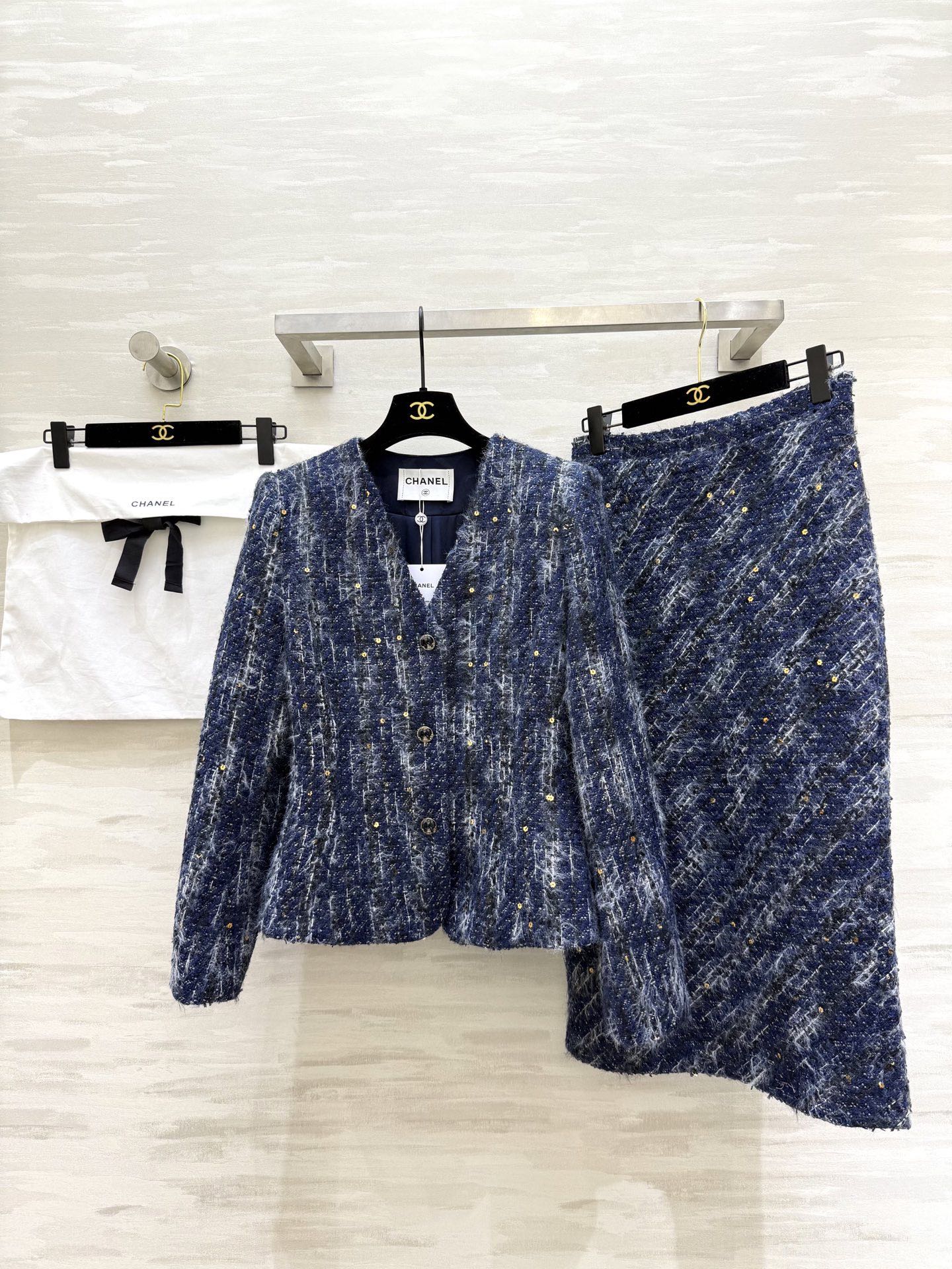 NO:736186,Jackets, skirts #Chane new style woven woolen series, exquisite and high-end custom-made woven fabrics, three-dimensional tailoring, high quality, sold separately sizesS/M/L (S size coat shoulder width 37, bust 90, length 55, skirt waist 68, hips 86, skirt length 74).,,chanel,skirts,jackets & coats,19860909外套,半裙#Chane新款 编织毛呢系列 定制编织面料精致高级 立体剪裁版型 高品质 分开发售 sizeS/M/L（s码外套肩宽37,胸围90,衣长55,半裙腰围68,臀围86,裙长74）.,,chanel,skirts,jackets & coats,,Women's clothing