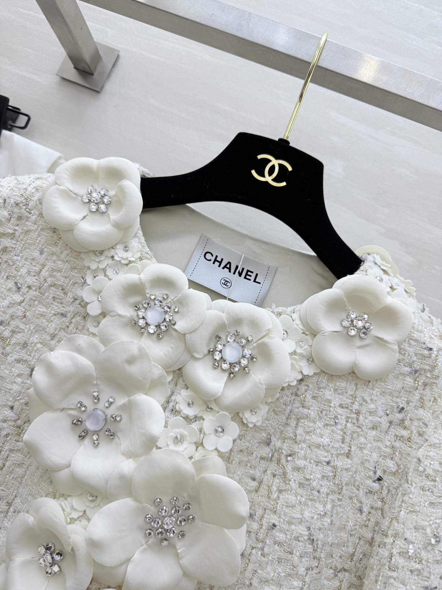 #Chane♡白色山茶花外套 经典粗花呢 立体山茶花+莱茵石点缀 细节超精致✨ 短款设计 优雅高贵与浪漫