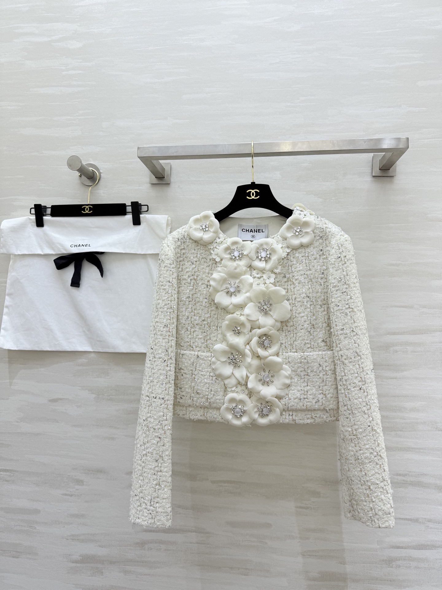 NO:736178,#Chane white camellia jacket, classic tweed, three-dimensional camellia + rhinestone embellishment, ultra-exquisite details, short design, elegant, noble and romantic, high-quality customization, available in stock first size S/M/L (S size shoulder width 38, bust 90, length 42),,chanel,jackets & coats,19860909#Chane白色山茶花外套 经典粗花呢 立体山茶花+莱茵石点缀 细节超精致 短款设计 优雅高贵与浪漫 高品质定制 现货首发sizeS/M/L（s码肩宽38,胸围90,衣长42）,,chanel,jackets & coats,,Women's clothing