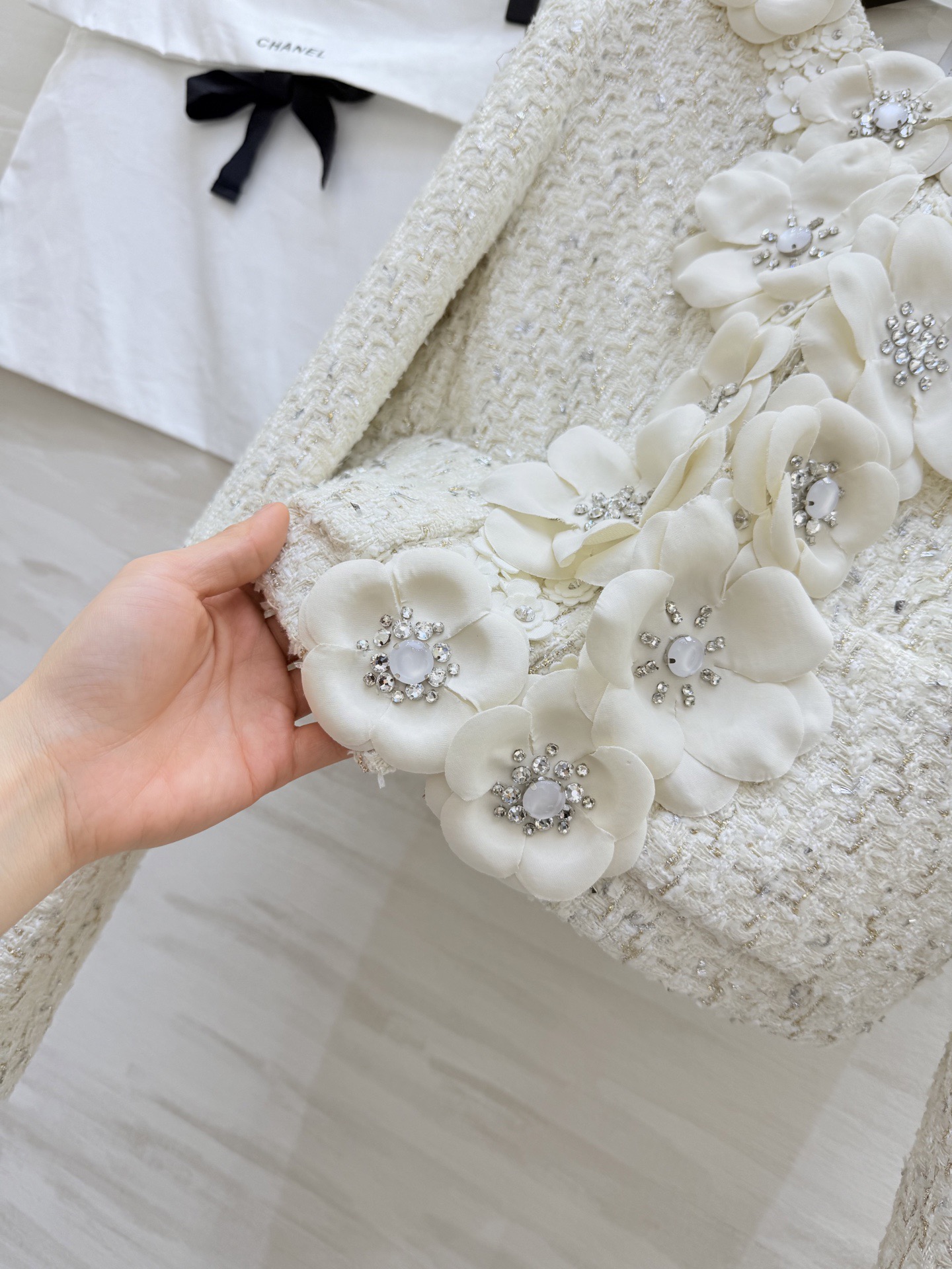 #Chane♡白色山茶花外套 经典粗花呢 立体山茶花+莱茵石点缀 细节超精致✨ 短款设计 优雅高贵与浪漫