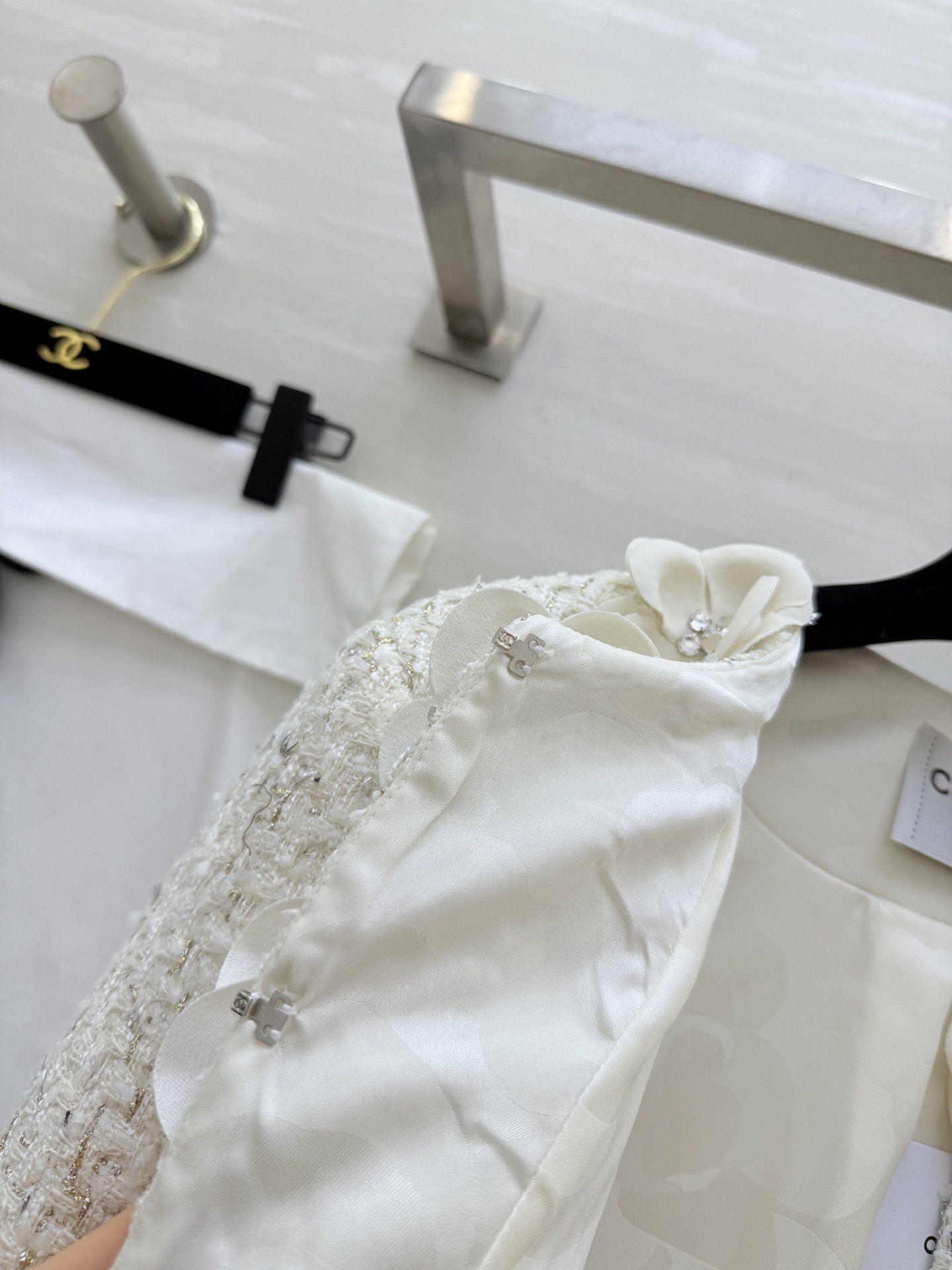 #Chane♡白色山茶花外套 经典粗花呢 立体山茶花+莱茵石点缀 细节超精致✨ 短款设计 优雅高贵与浪漫