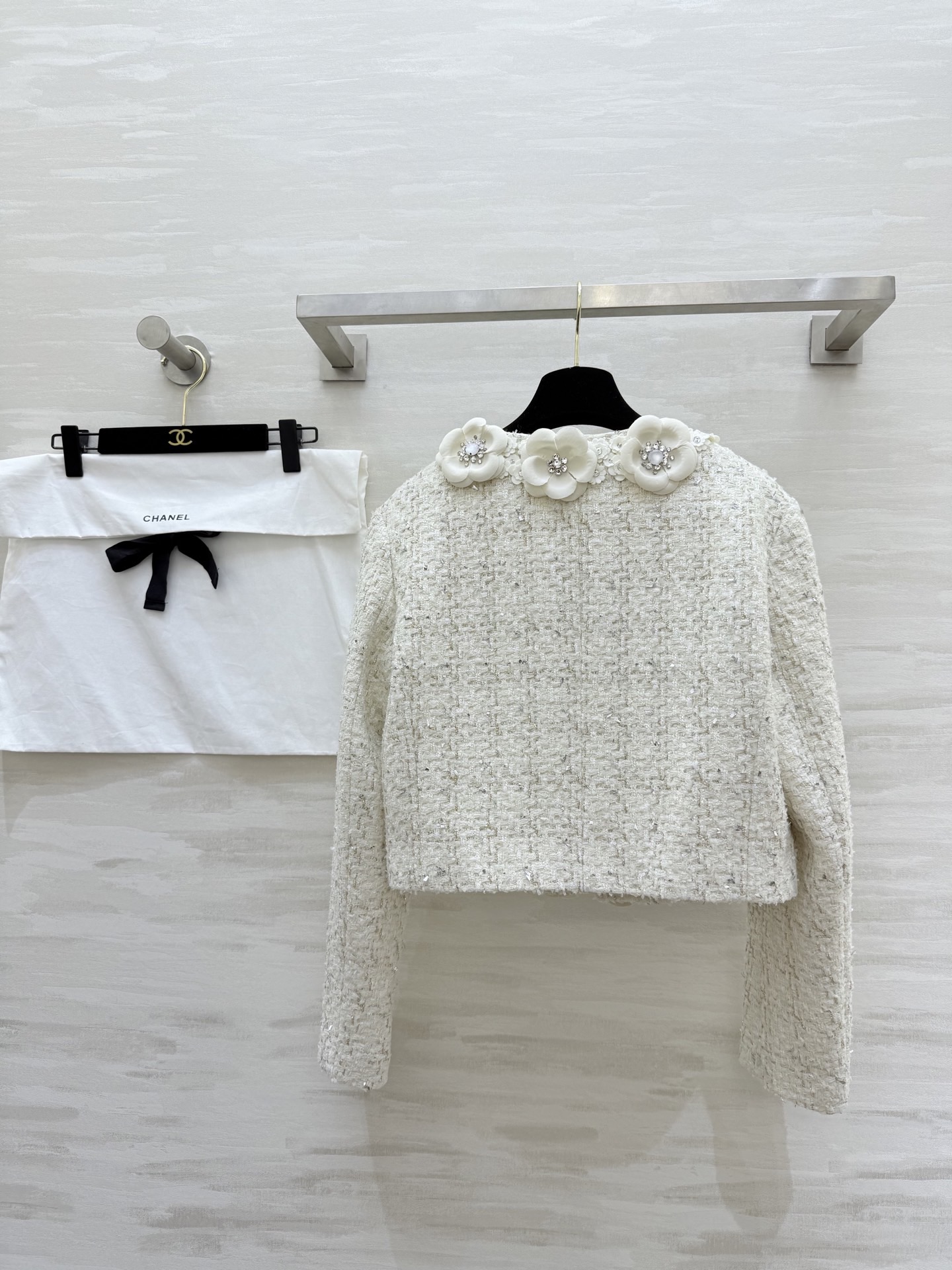 #Chane♡白色山茶花外套 经典粗花呢 立体山茶花+莱茵石点缀 细节超精致✨ 短款设计 优雅高贵与浪漫