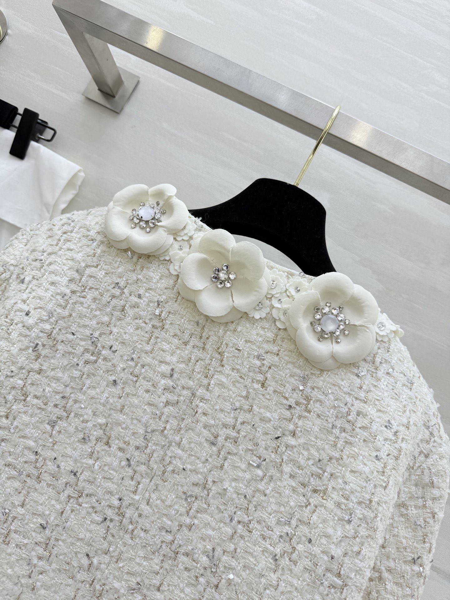 #Chane♡白色山茶花外套 经典粗花呢 立体山茶花+莱茵石点缀 细节超精致✨ 短款设计 优雅高贵与浪漫