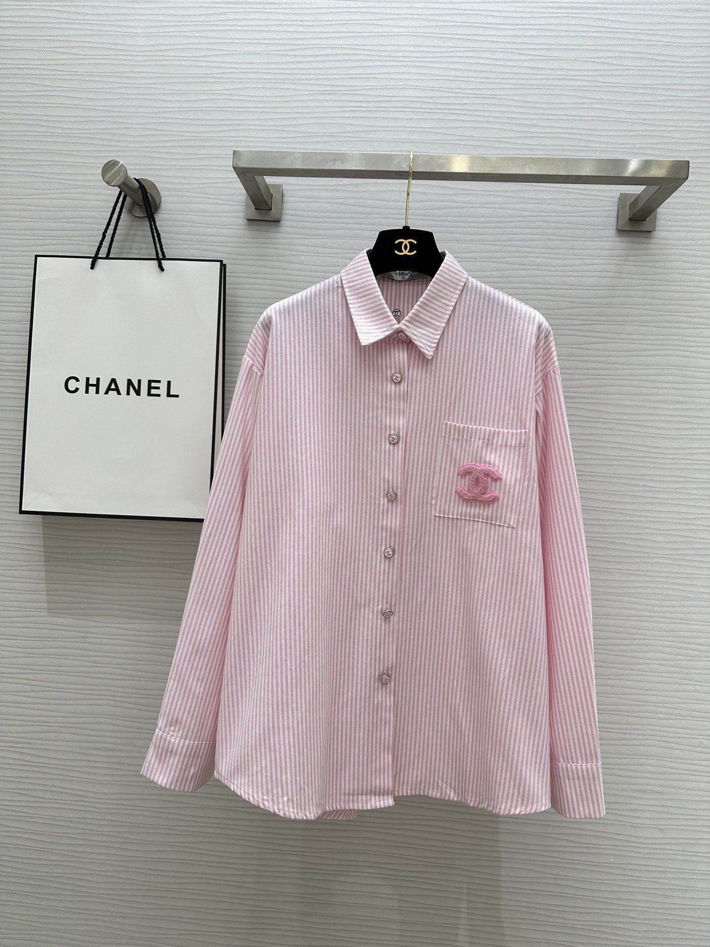 NO:736175,#Chane pink striped mid-century style shirt, super whitening color, high quality customization, available in stock, size 36/38/40 (shoulder width 48, bust 114, length 73-76),,chanel,19860909#Chane粉色条纹中古风衬衣 超级显肤白的颜色 高品质定制 现货首发size36/38/40（38码肩宽48,胸围114,衣长73-76）,,chanel,,Women's clothing