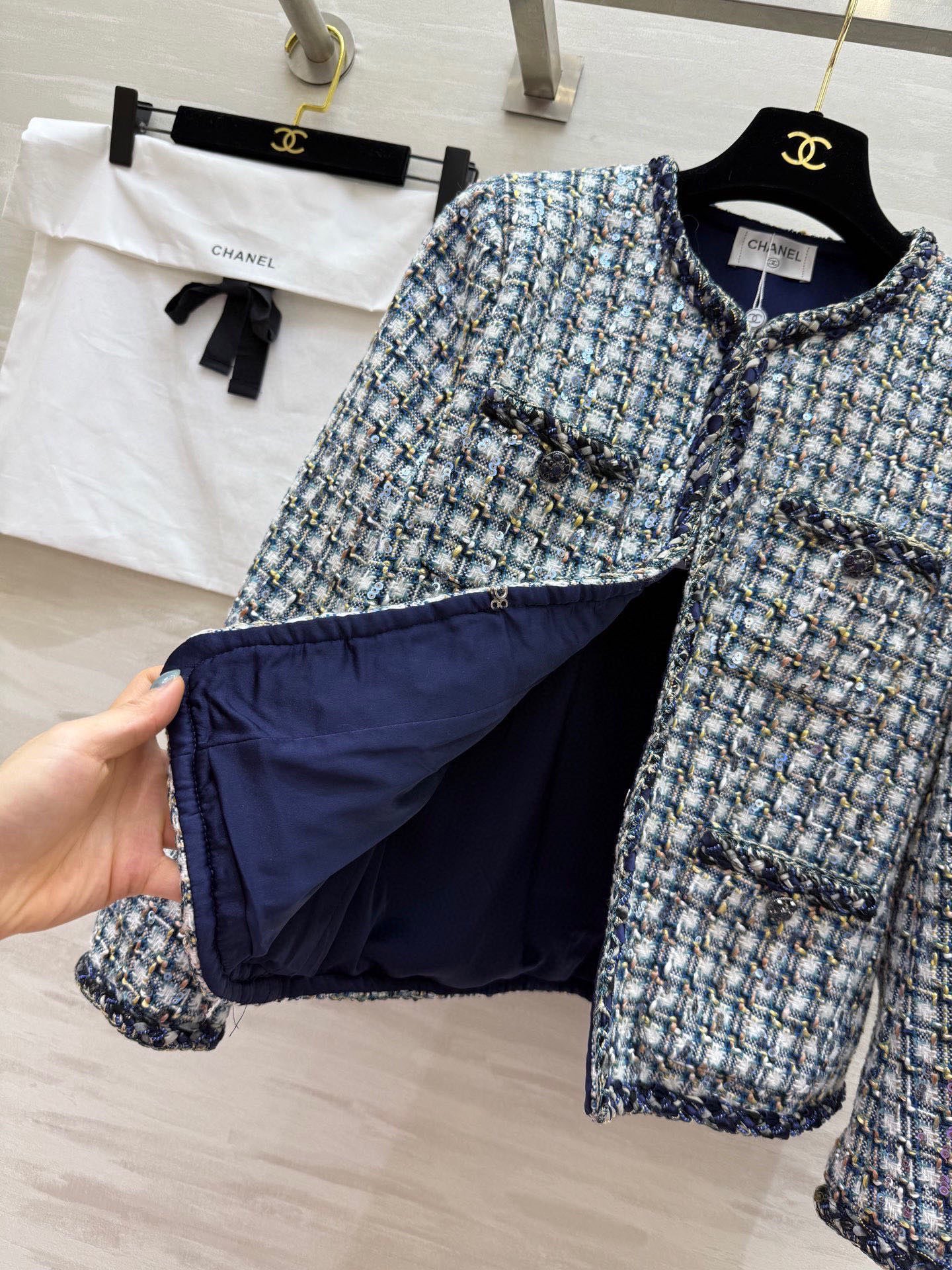 #Chane♡粗花呢外套 蓝白黑几何图案优雅又高级 搭配精致纽扣和口袋 细节满分 面料保暖又有质感 秋冬