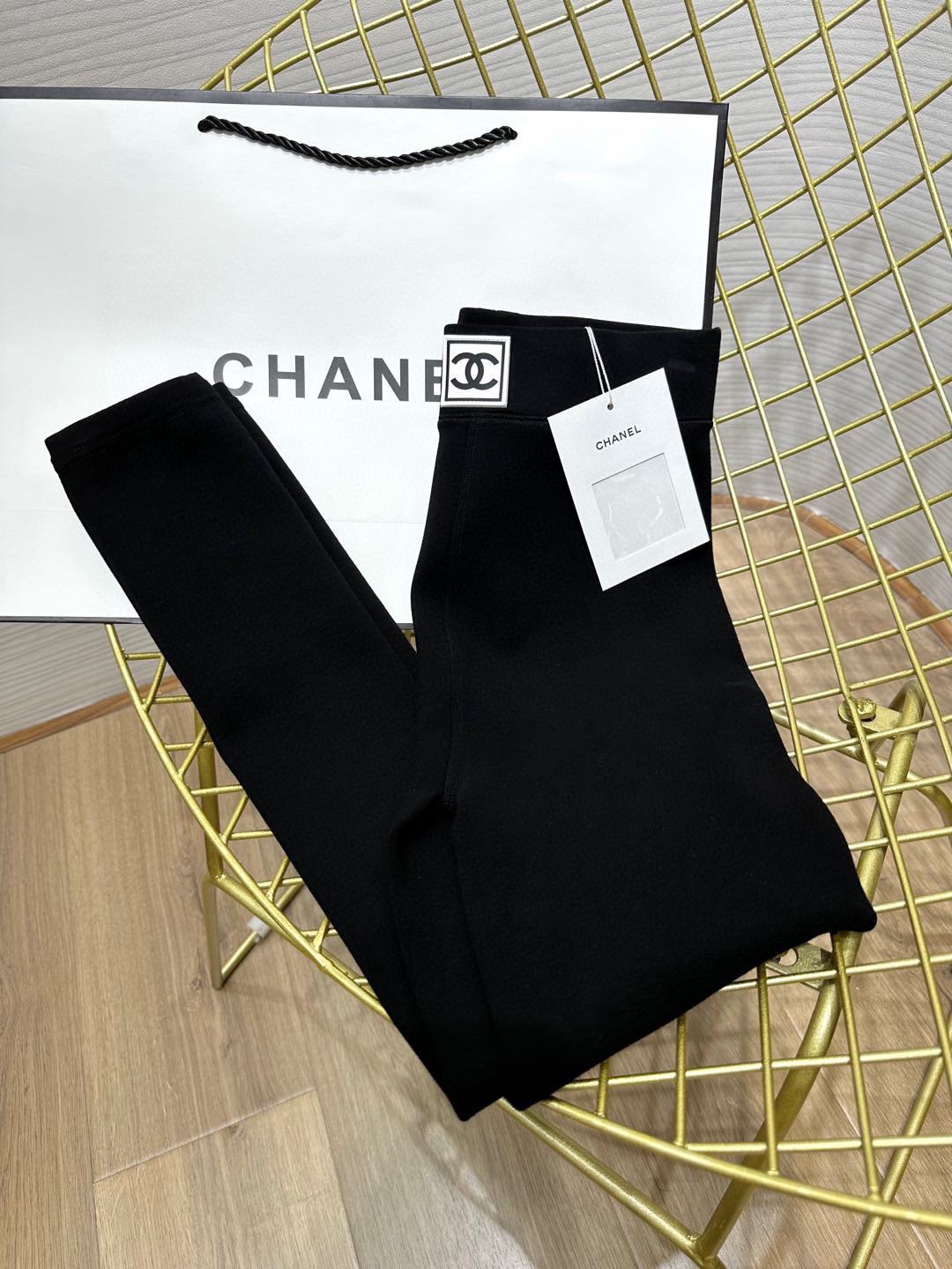 𝗖𝗛𝗔𝗡𝗘𝗟 王炸小黑裤 中古系列 加厚婴儿绒发热超大弹力一字档九分裤 打底裤 超级时髦 超级好看 内里