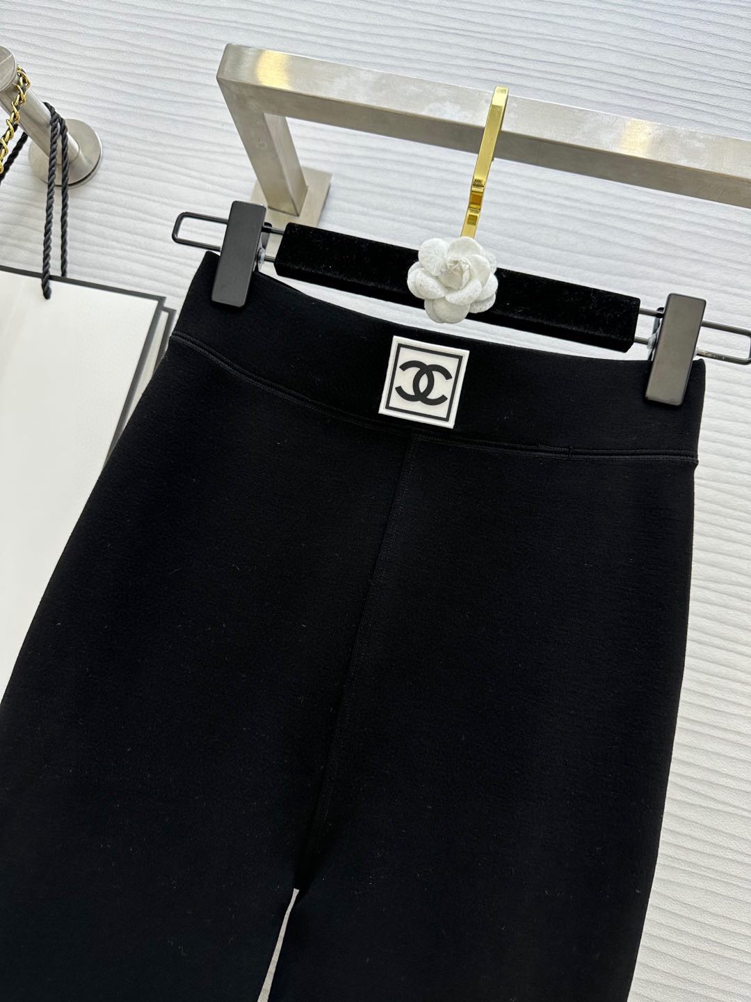 𝗖𝗛𝗔𝗡𝗘𝗟 王炸小黑裤 中古系列 加厚婴儿绒发热超大弹力一字档九分裤 打底裤 超级时髦 超级好看 内里