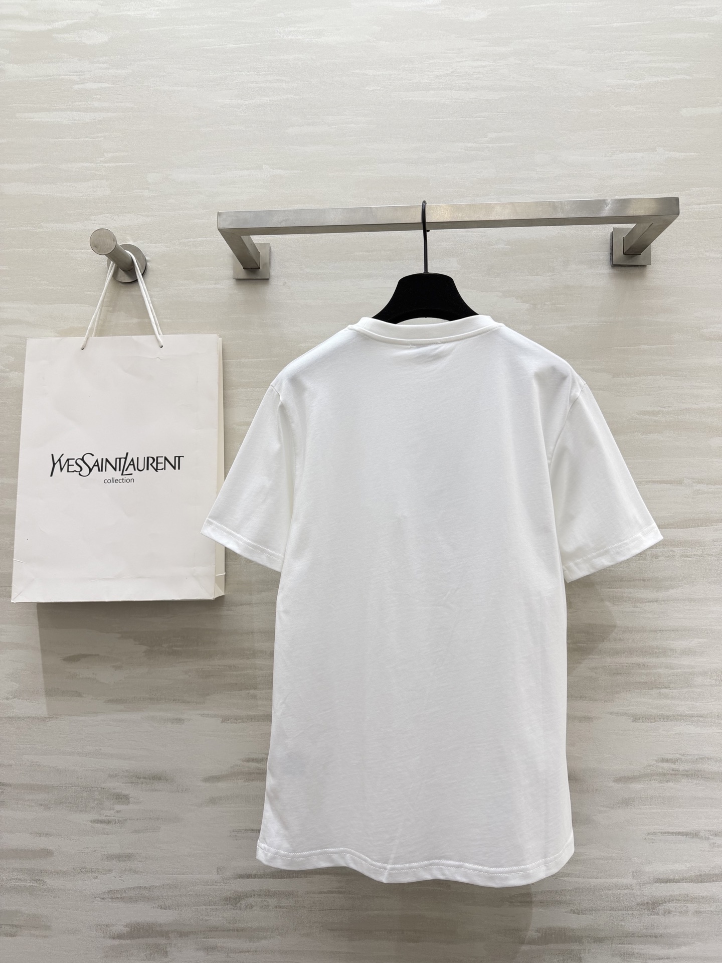 #ysl²⁶春夏新款 重工珠片刺绣🪡短袖T恤 拿捏不费力的高级感🖤🤍 经典logo自带气场 慵懒又显瘦 