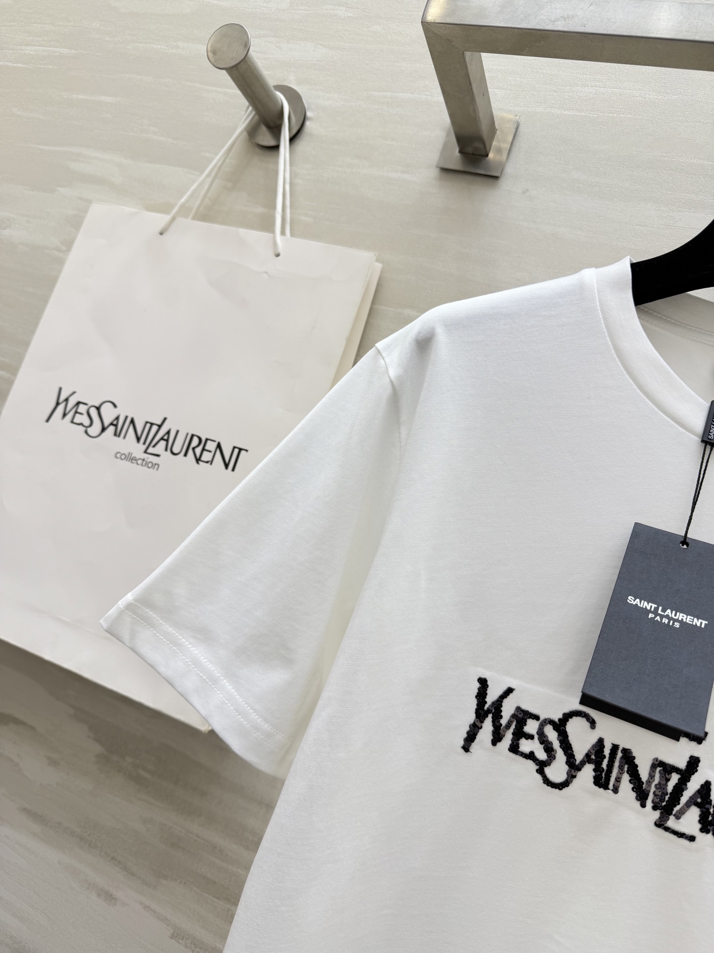 #ysl²⁶春夏新款 重工珠片刺绣🪡短袖T恤 拿捏不费力的高级感🖤🤍 经典logo自带气场 慵懒又显瘦 