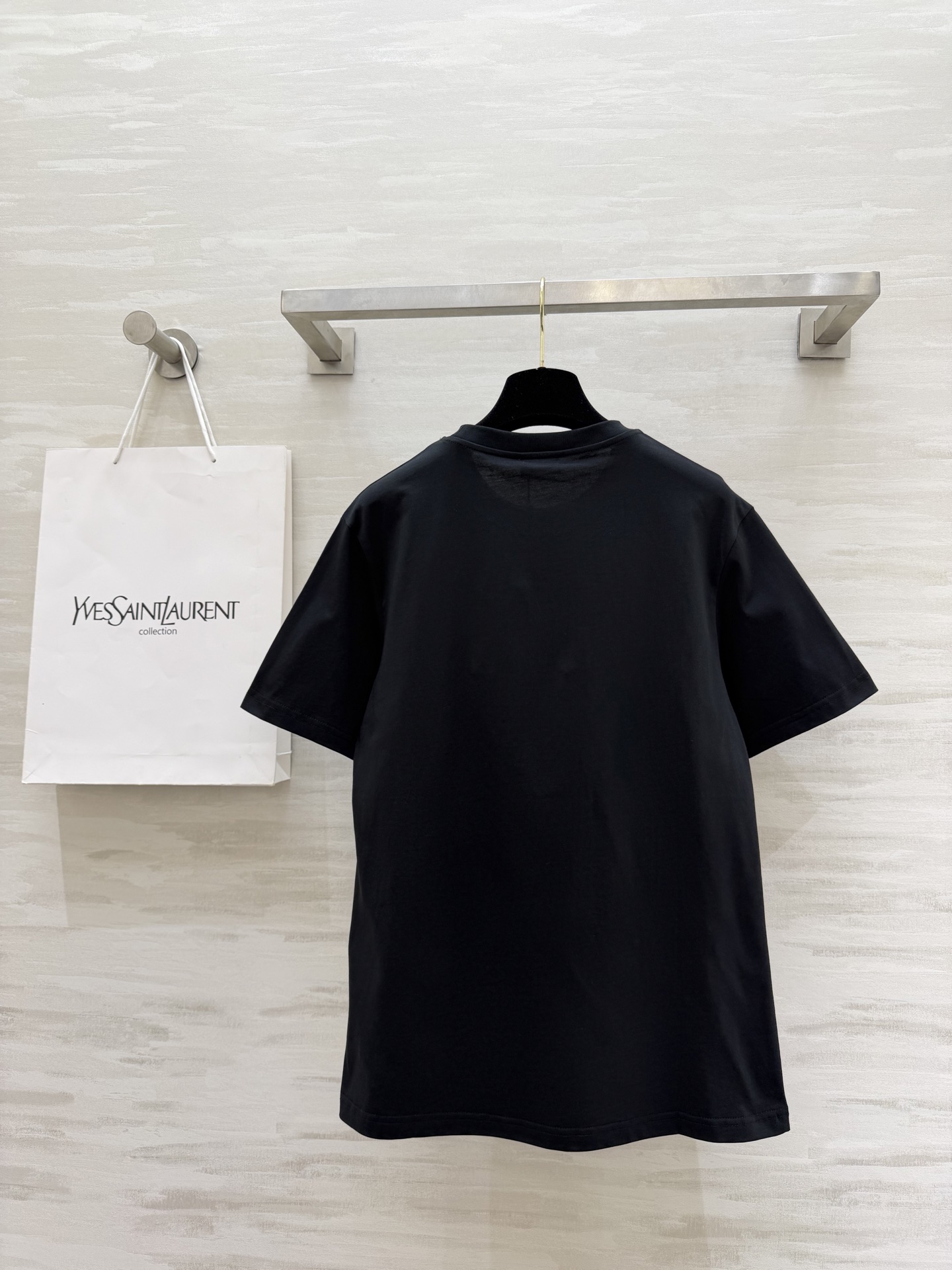 #ysl²⁶春夏新款 重工珠片刺绣🪡短袖T恤 拿捏不费力的高级感🖤🤍 经典logo自带气场 慵懒又显瘦 