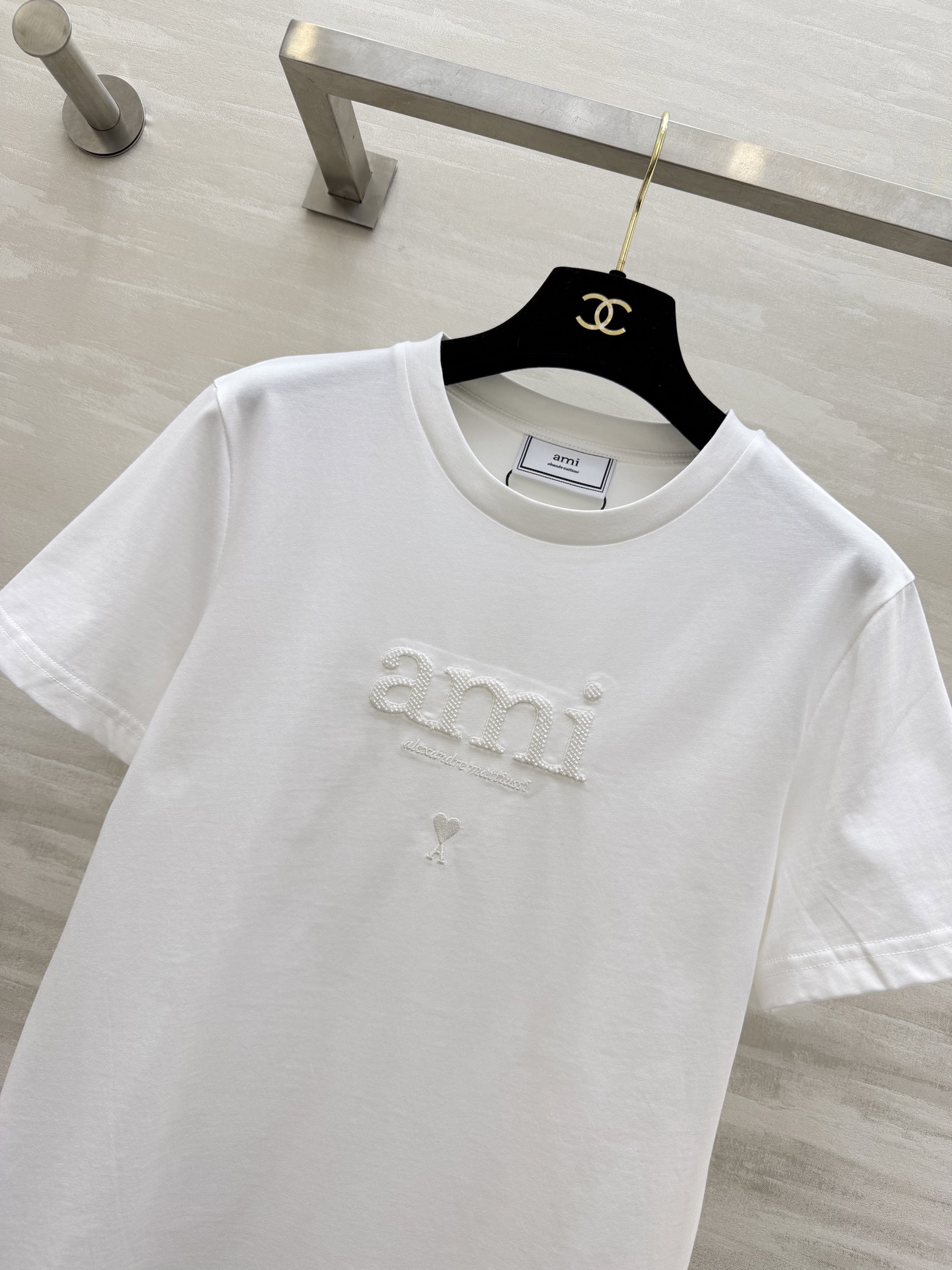 ✨ AMI 夏日调色盘已就位 ✨²⁶春夏新款 ami刺绣🪡钉珠短袖T恤白/黄/蓝/黑四色任选 基础款也能