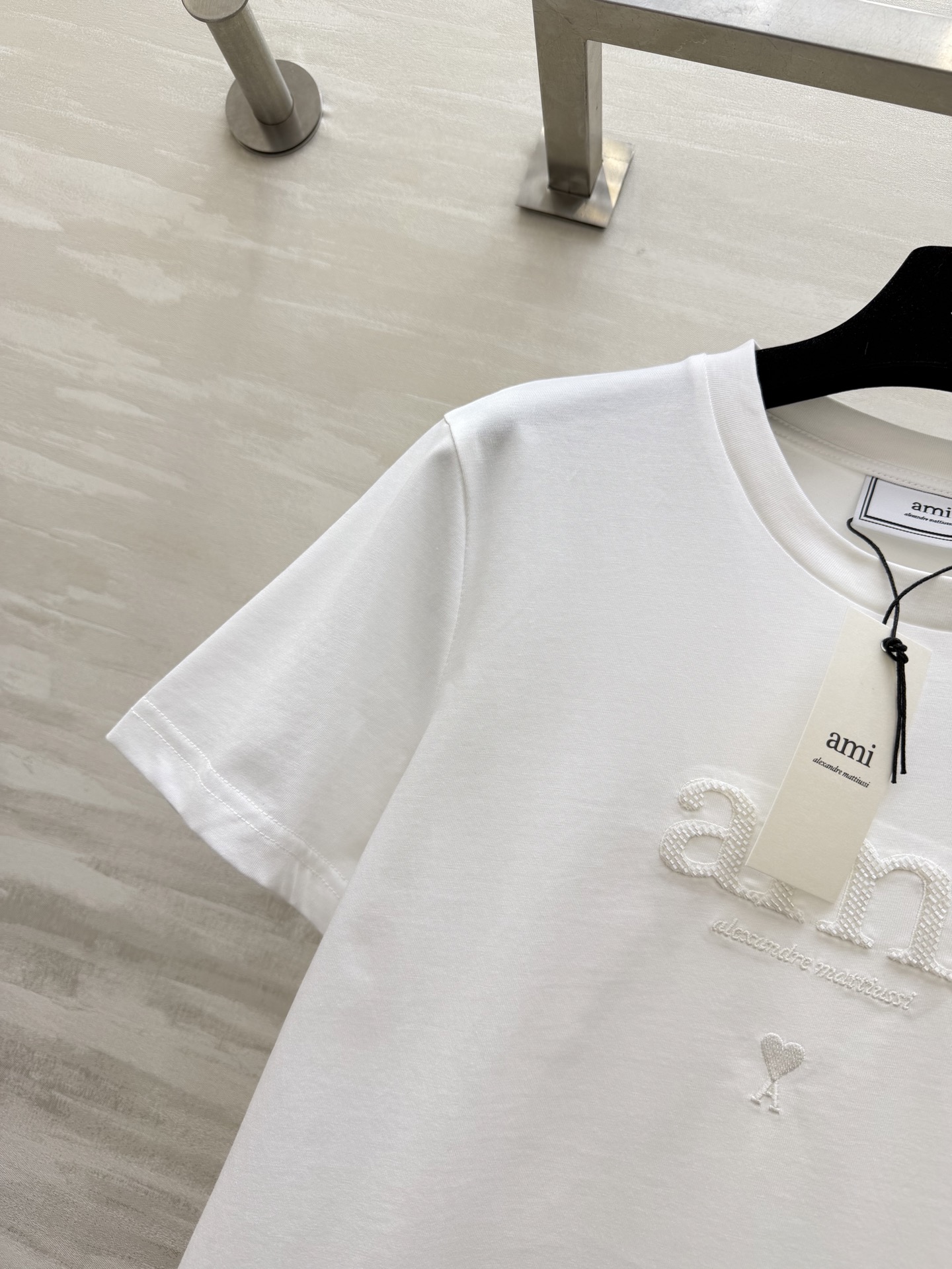 ✨ AMI 夏日调色盘已就位 ✨²⁶春夏新款 ami刺绣🪡钉珠短袖T恤白/黄/蓝/黑四色任选 基础款也能