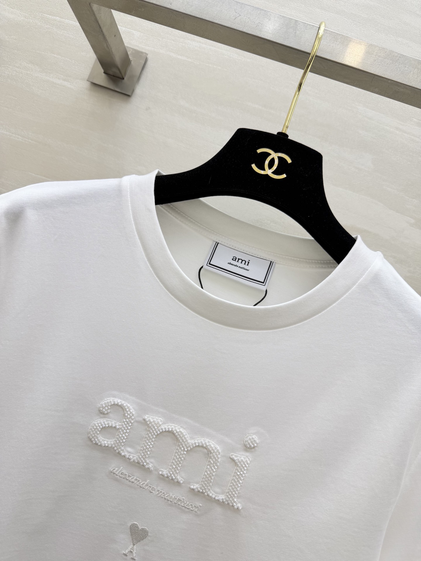 ✨ AMI 夏日调色盘已就位 ✨²⁶春夏新款 ami刺绣🪡钉珠短袖T恤白/黄/蓝/黑四色任选 基础款也能