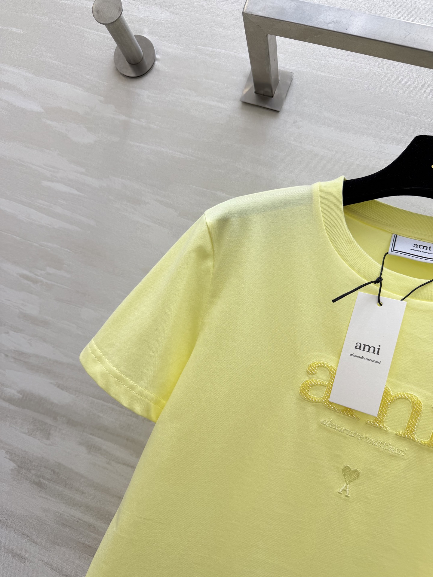 ✨ AMI 夏日调色盘已就位 ✨²⁶春夏新款 ami刺绣🪡钉珠短袖T恤白/黄/蓝/黑四色任选 基础款也能