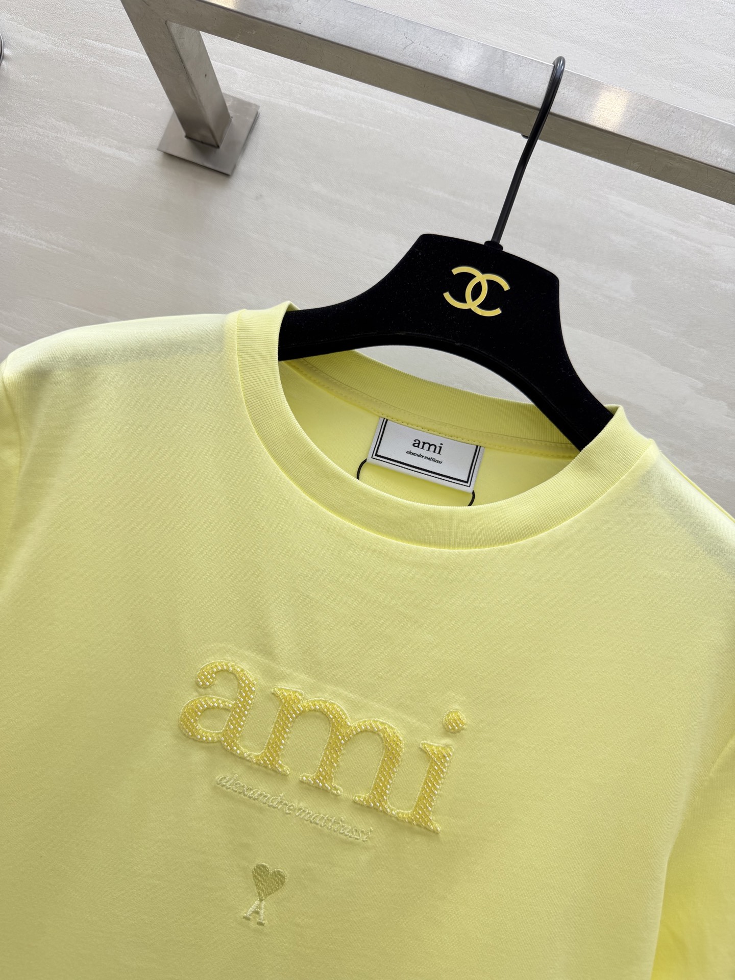 ✨ AMI 夏日调色盘已就位 ✨²⁶春夏新款 ami刺绣🪡钉珠短袖T恤白/黄/蓝/黑四色任选 基础款也能