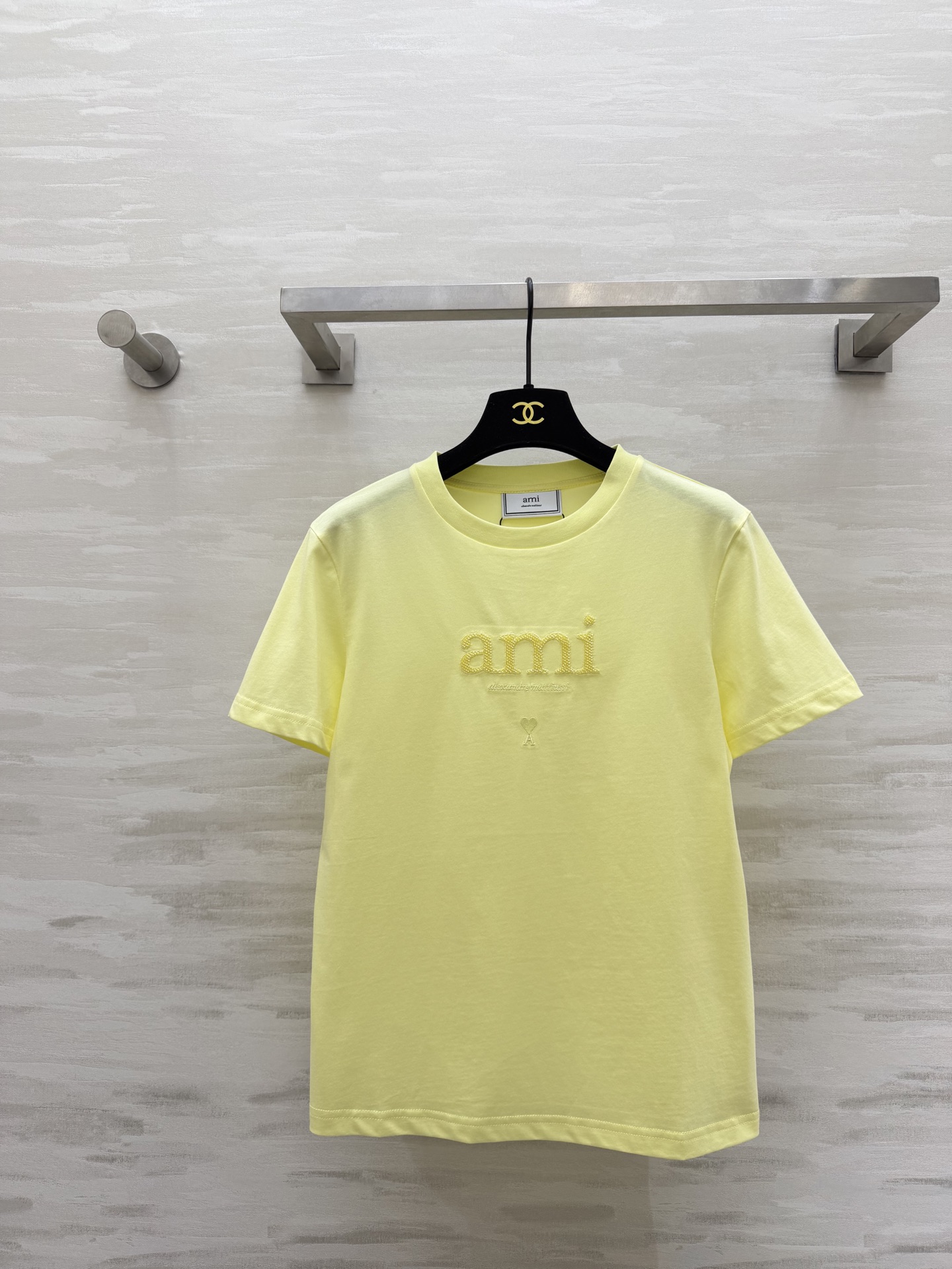 ✨ AMI 夏日调色盘已就位 ✨²⁶春夏新款 ami刺绣🪡钉珠短袖T恤白/黄/蓝/黑四色任选 基础款也能