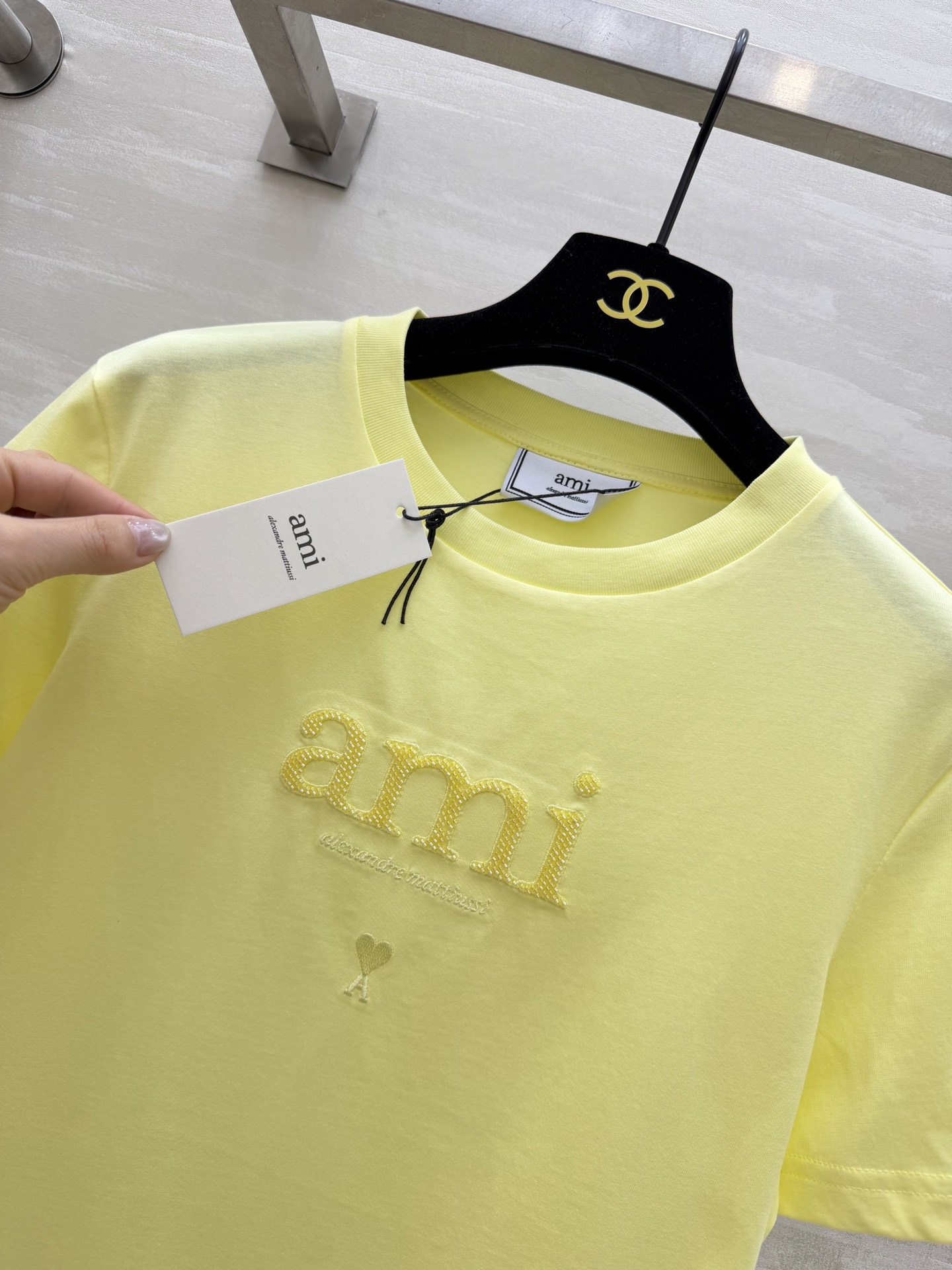 ✨ AMI 夏日调色盘已就位 ✨²⁶春夏新款 ami刺绣🪡钉珠短袖T恤白/黄/蓝/黑四色任选 基础款也能