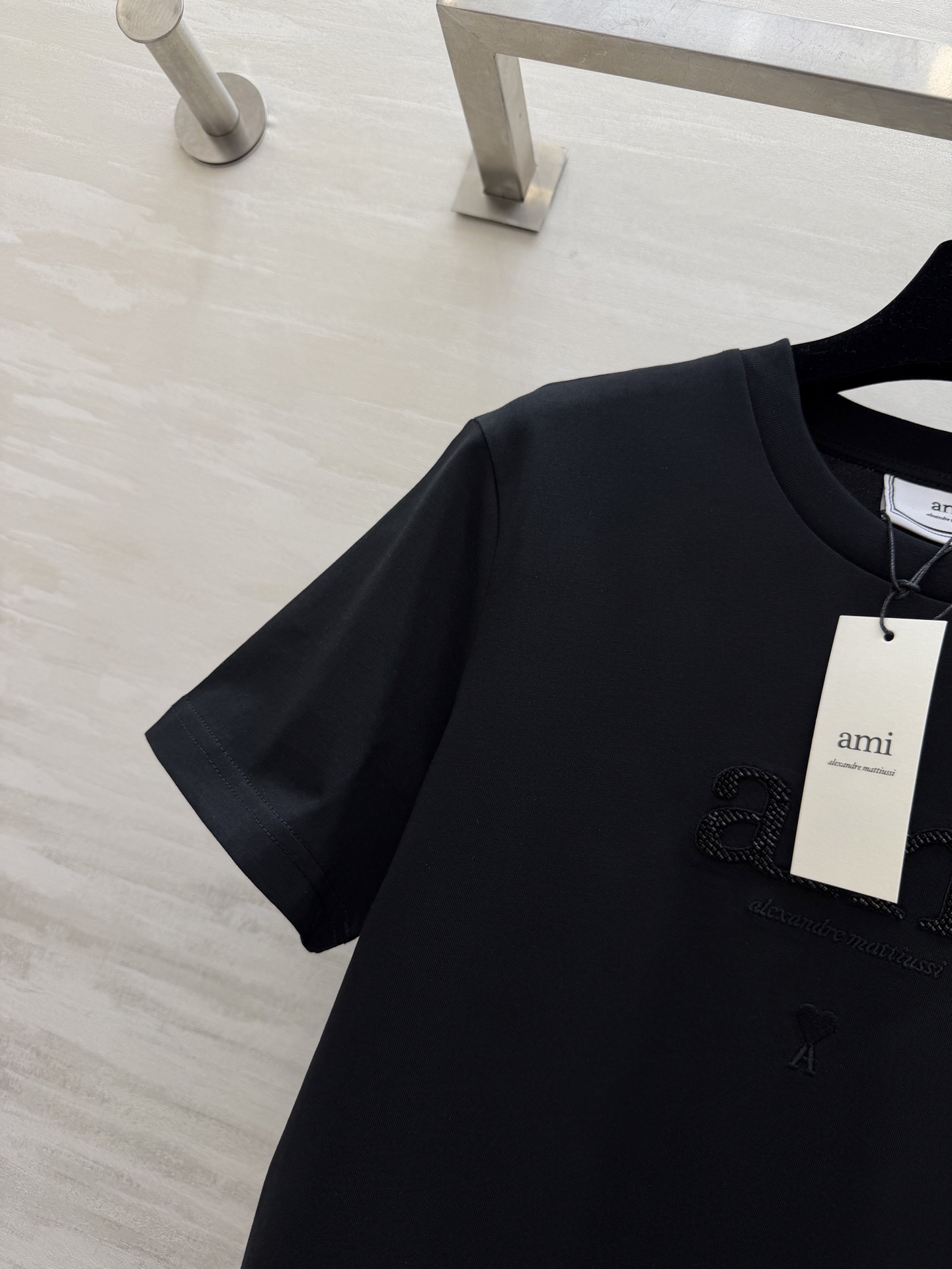 ✨ AMI 夏日调色盘已就位 ✨²⁶春夏新款 ami刺绣🪡钉珠短袖T恤白/黄/蓝/黑四色任选 基础款也能