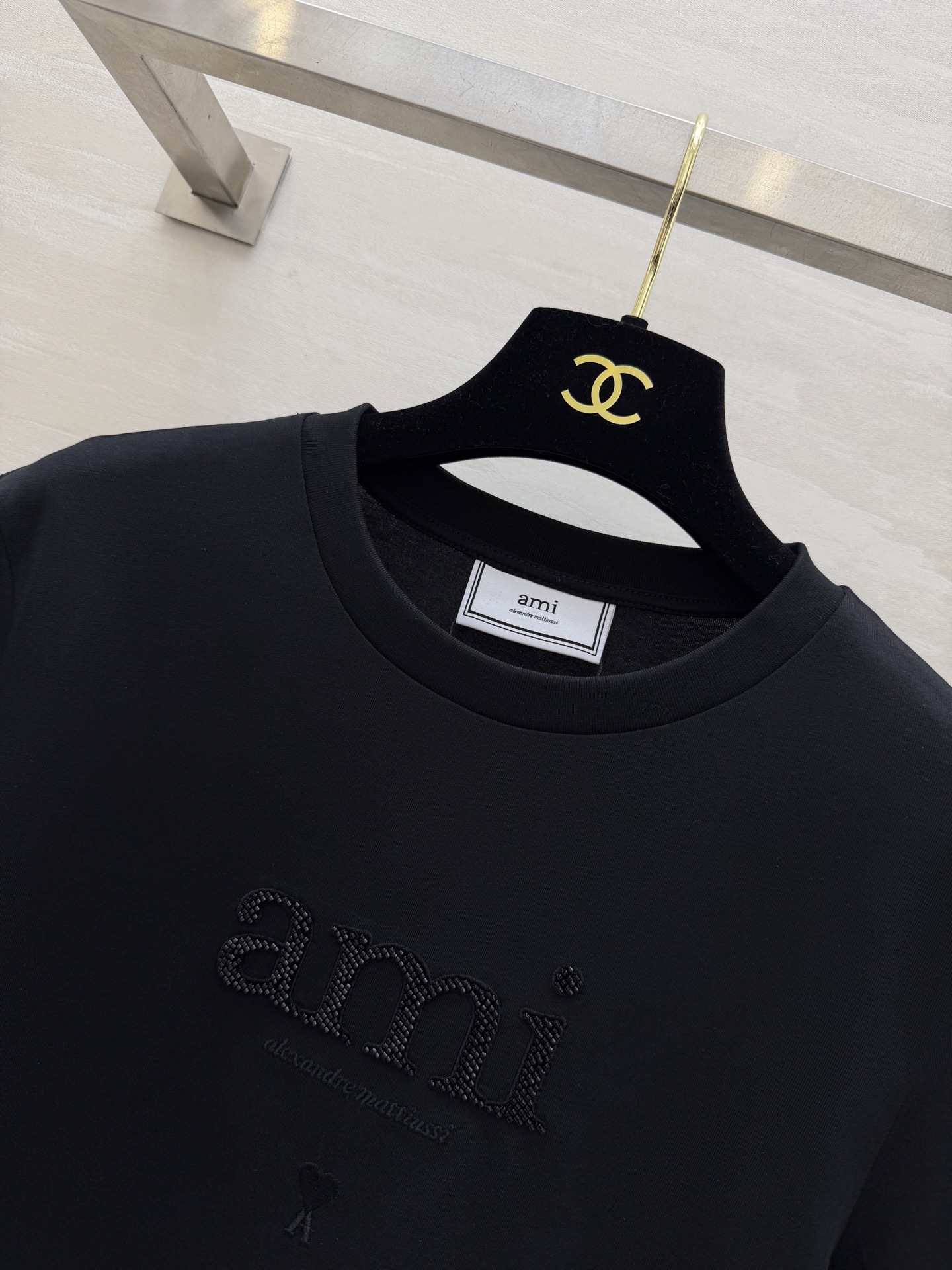 ✨ AMI 夏日调色盘已就位 ✨²⁶春夏新款 ami刺绣🪡钉珠短袖T恤白/黄/蓝/黑四色任选 基础款也能