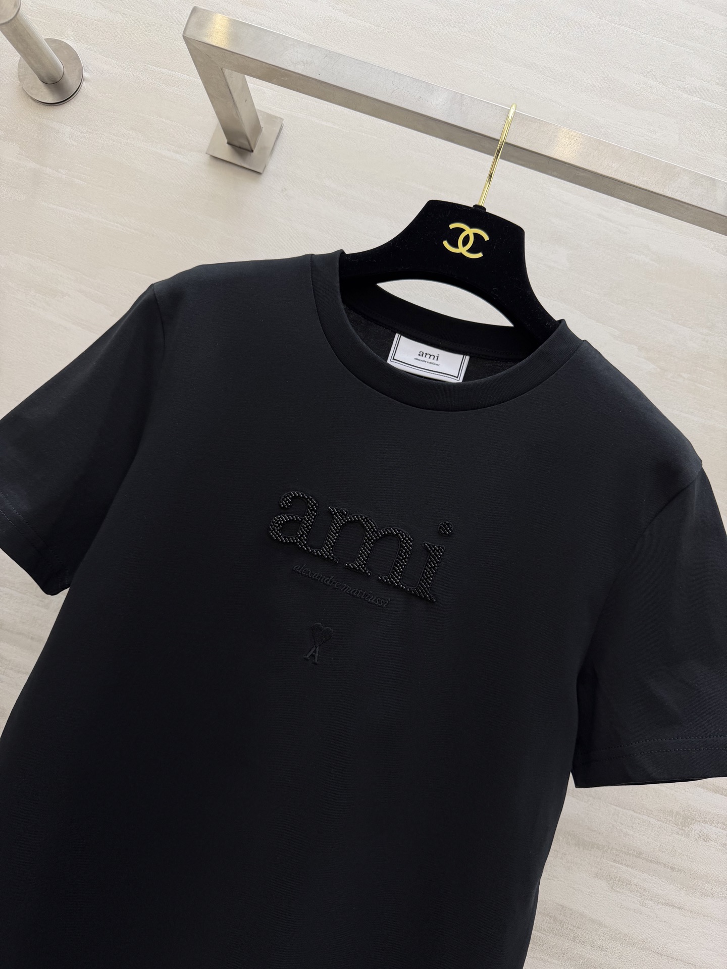 ✨ AMI 夏日调色盘已就位 ✨²⁶春夏新款 ami刺绣🪡钉珠短袖T恤白/黄/蓝/黑四色任选 基础款也能