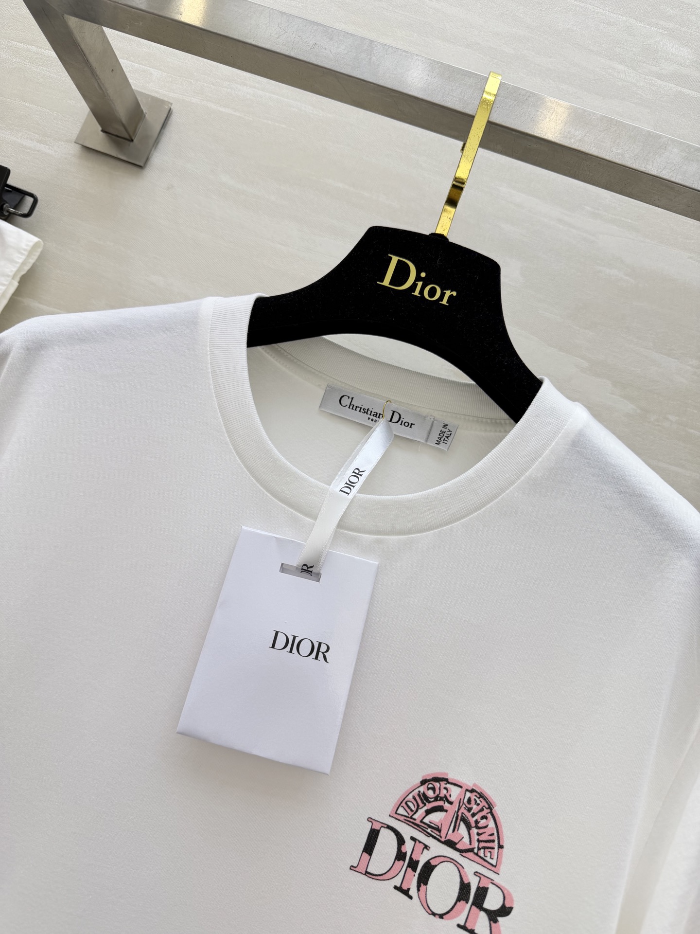 ✨ DIOR 限定美学｜把优雅穿在身上 ✨ 精致logo印花点缀极简T柔和亲肤纯棉面料，自带松弛贵气感粉