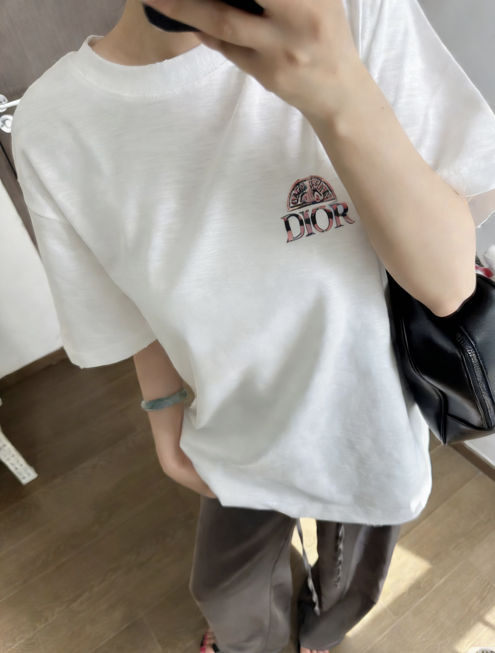 ✨ DIOR 限定美学｜把优雅穿在身上 ✨ 精致logo印花点缀极简T柔和亲肤纯棉面料，自带松弛贵气感粉