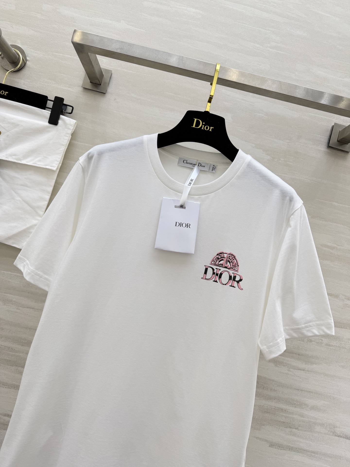 ✨ DIOR 限定美学｜把优雅穿在身上 ✨ 精致logo印花点缀极简T柔和亲肤纯棉面料，自带松弛贵气感粉