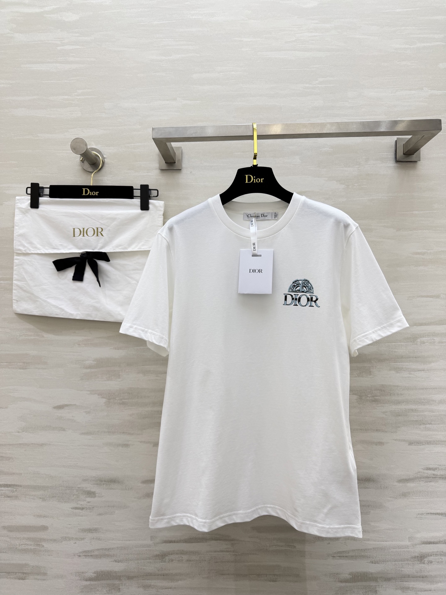 ✨ DIOR 限定美学｜把优雅穿在身上 ✨ 精致logo印花点缀极简T柔和亲肤纯棉面料，自带松弛贵气感粉