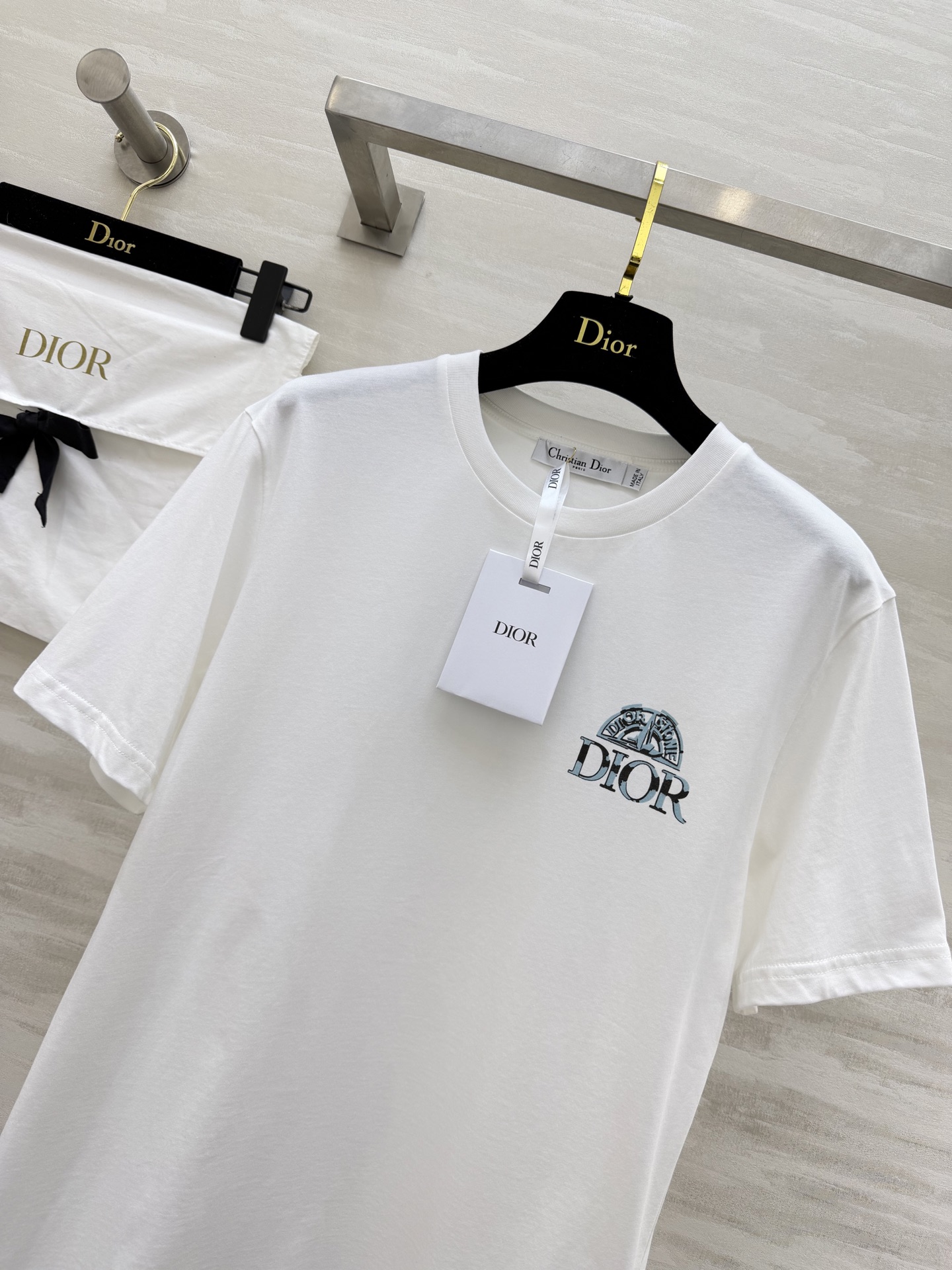 ✨ DIOR 限定美学｜把优雅穿在身上 ✨ 精致logo印花点缀极简T柔和亲肤纯棉面料，自带松弛贵气感粉