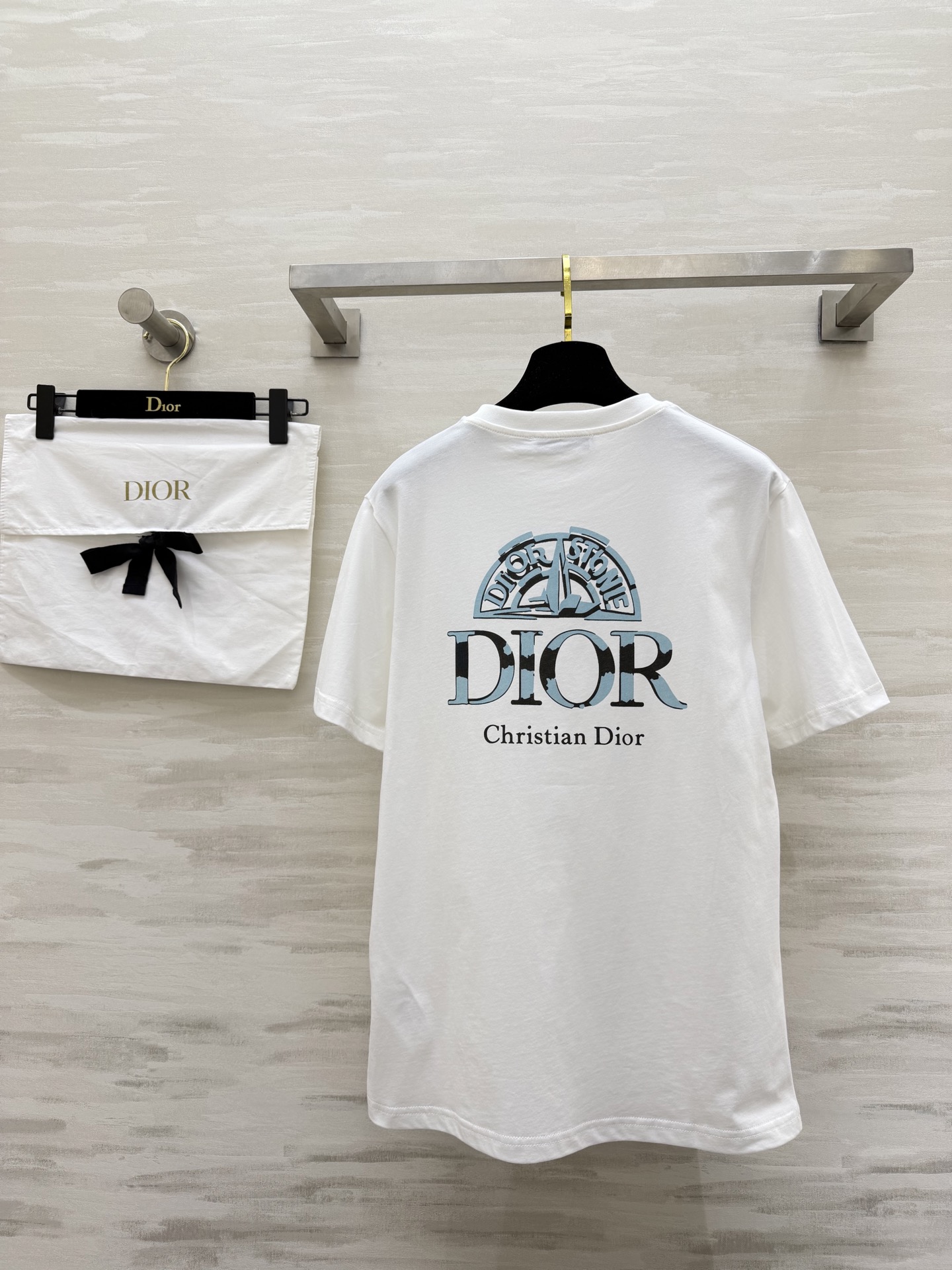 ✨ DIOR 限定美学｜把优雅穿在身上 ✨ 精致logo印花点缀极简T柔和亲肤纯棉面料，自带松弛贵气感粉