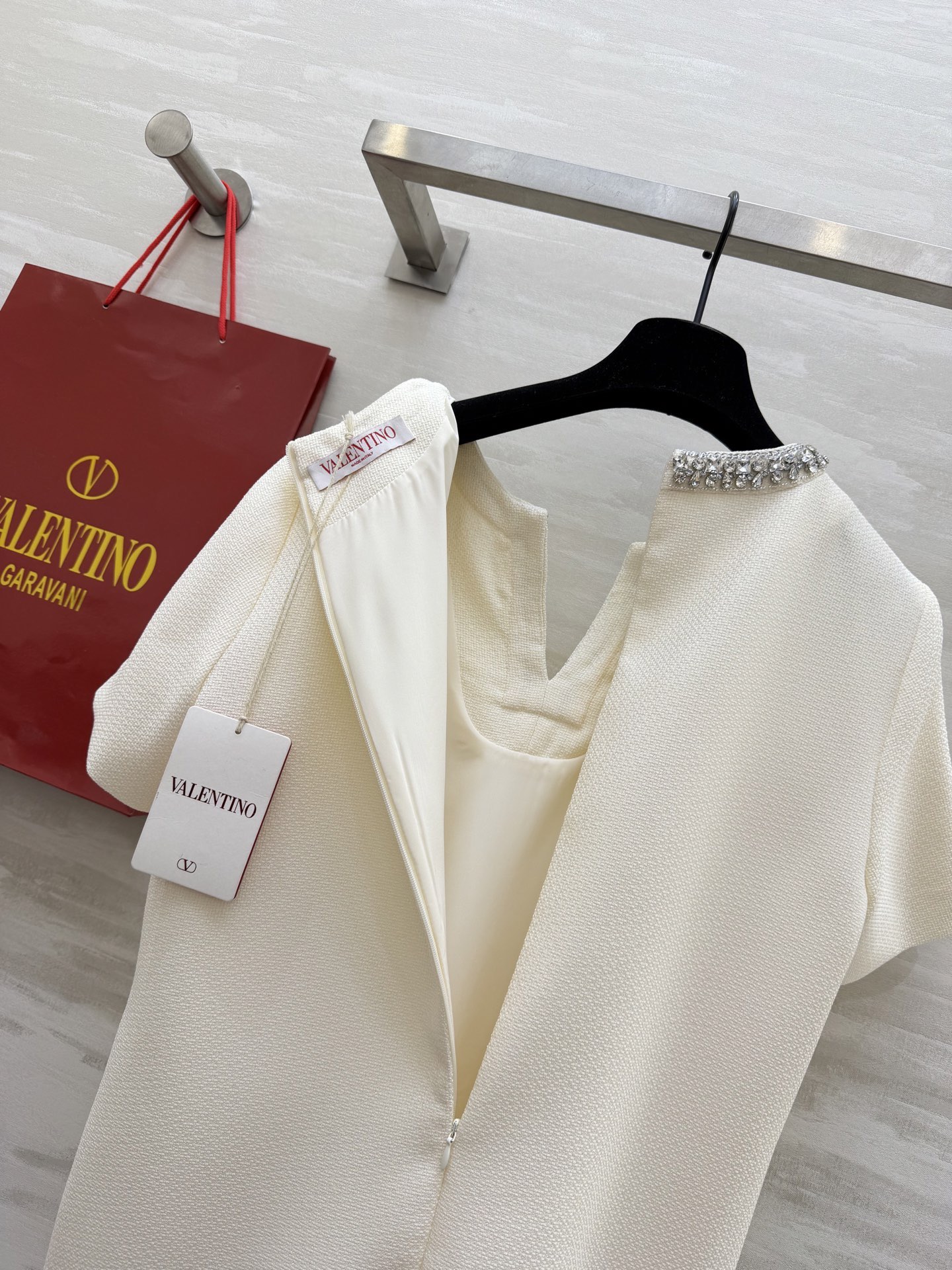 #Valentin♡²⁶春夏新款 短袖钉珠连衣裙 领口手工重工钉珠超精致✨ 直筒剪裁 长度适中 轻熟风o